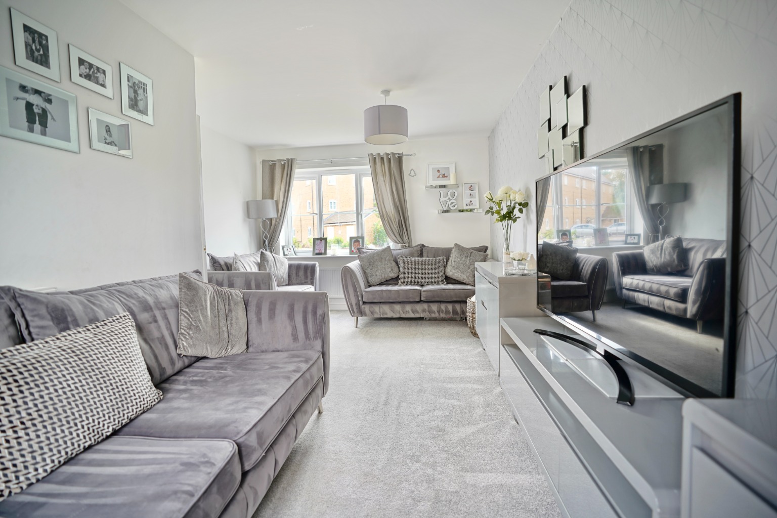 3 bed end of terrace house for sale in Gardener Crescent, Huntingdon  - Property Image 3