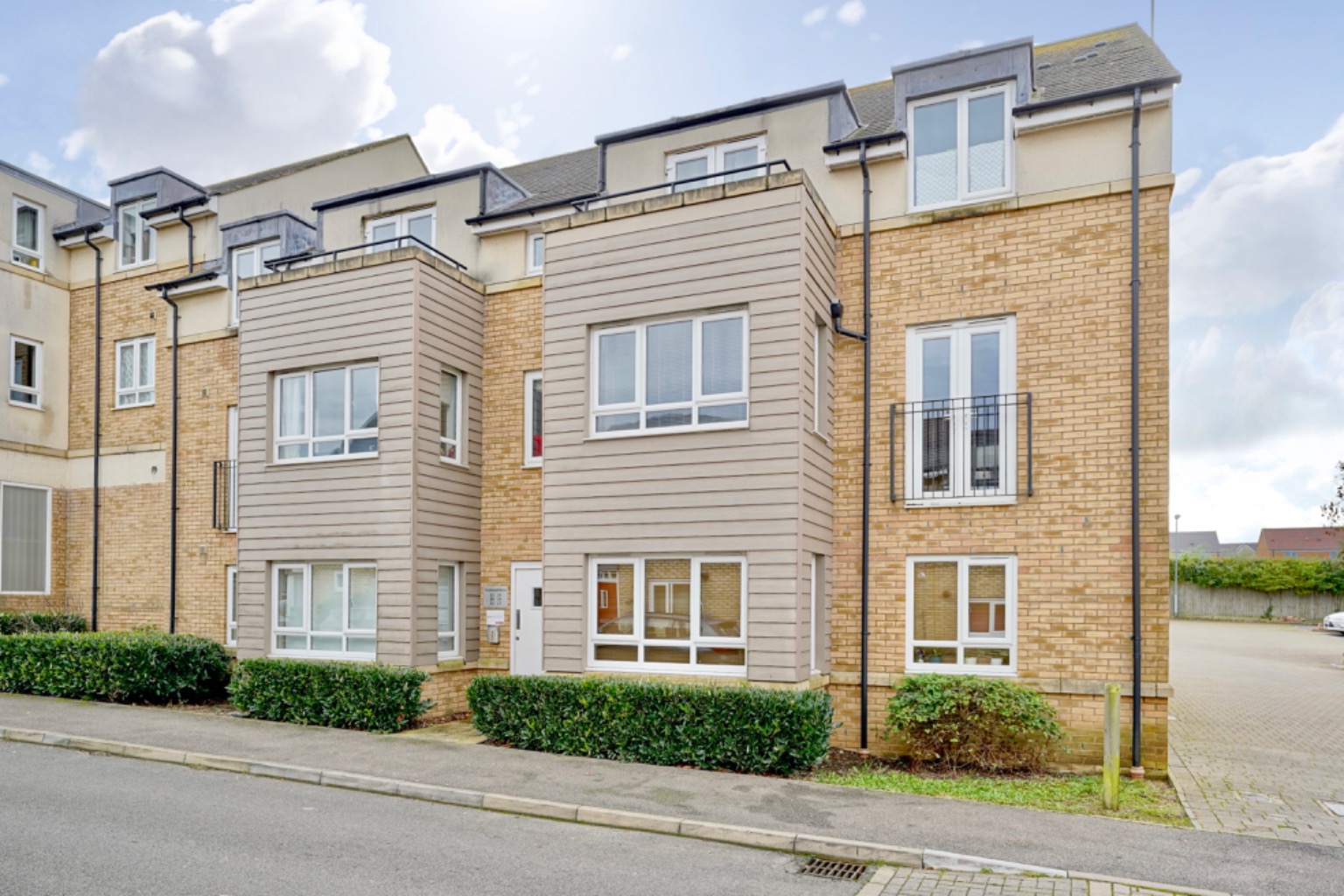 2 bed flat for sale in Cromwell Drive, Huntingdon  - Property Image 1