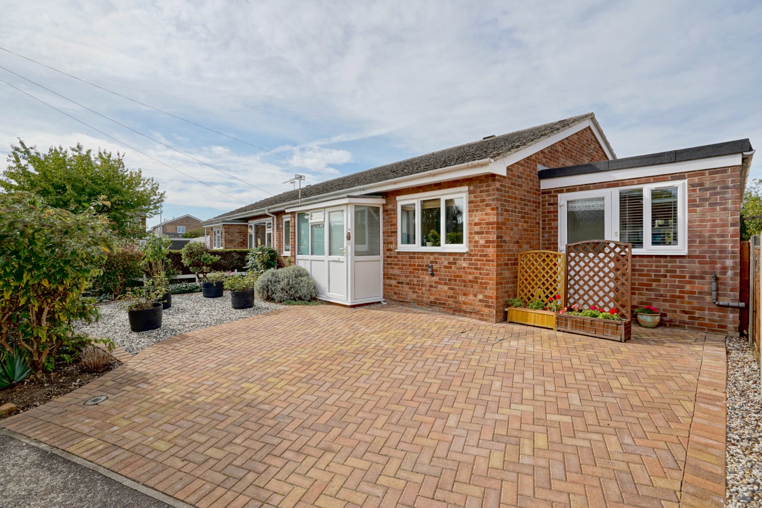 2 bed bungalow for sale in Headlands, Huntingdon - Property Image 1