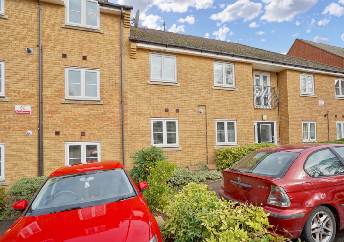 2 bed ground floor flat for sale in North Lodge Drive, Cambridge 8