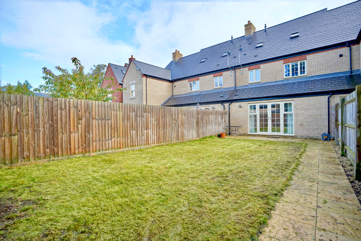 3 bed terraced house for sale in Central Avenue, Cambridgeshire  - Property Image 4