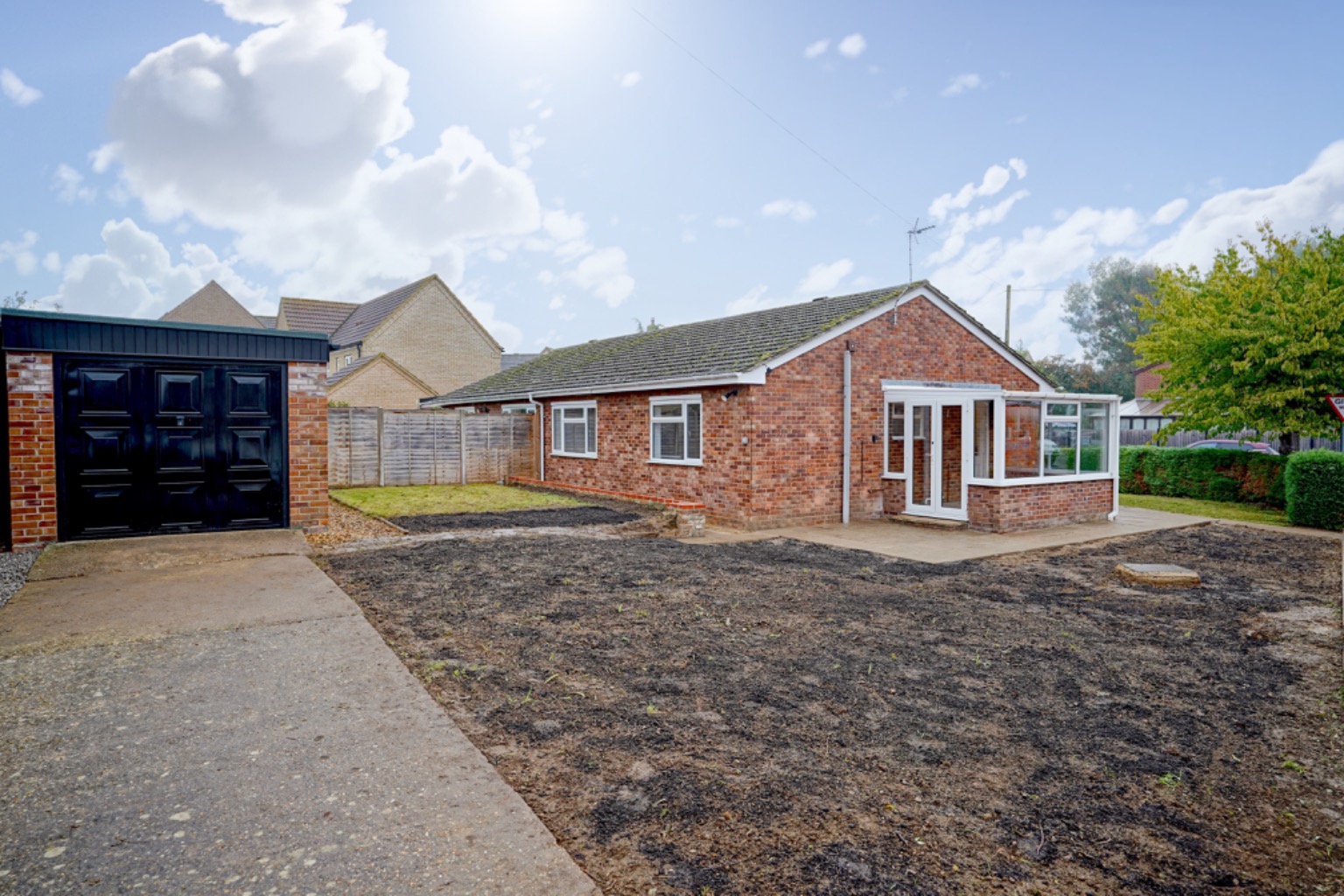 2 bed semi-detached bungalow for sale in Headlands, Huntingdon 3