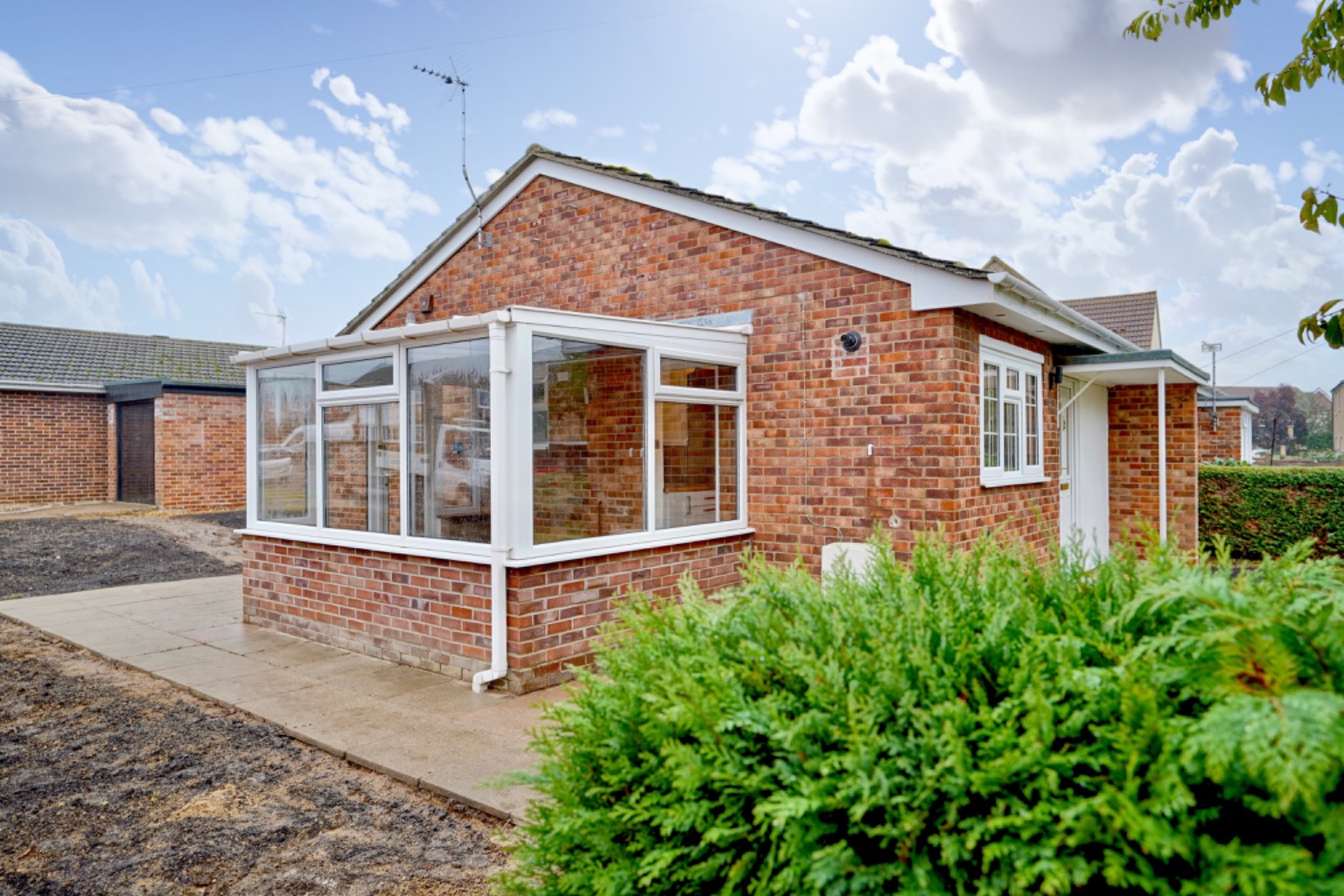 2 bed semi-detached bungalow for sale in Headlands, Huntingdon 4
