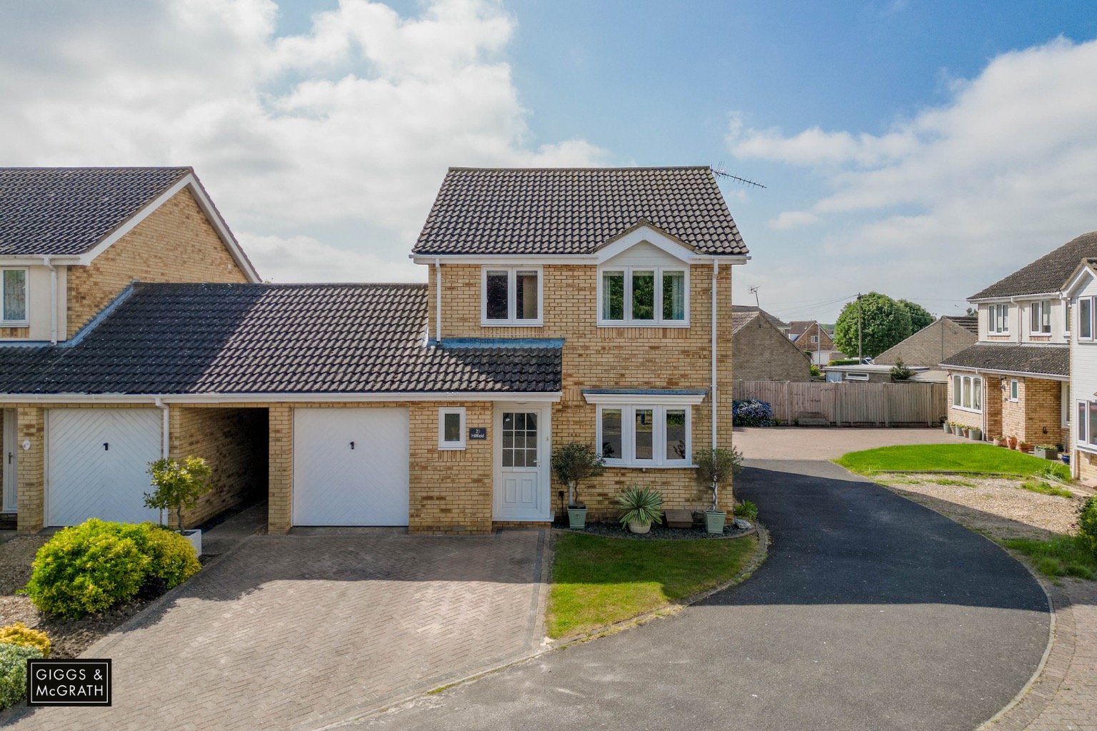 3 bed link detached house for sale in Hillfield, Huntingdon - Property Image 1