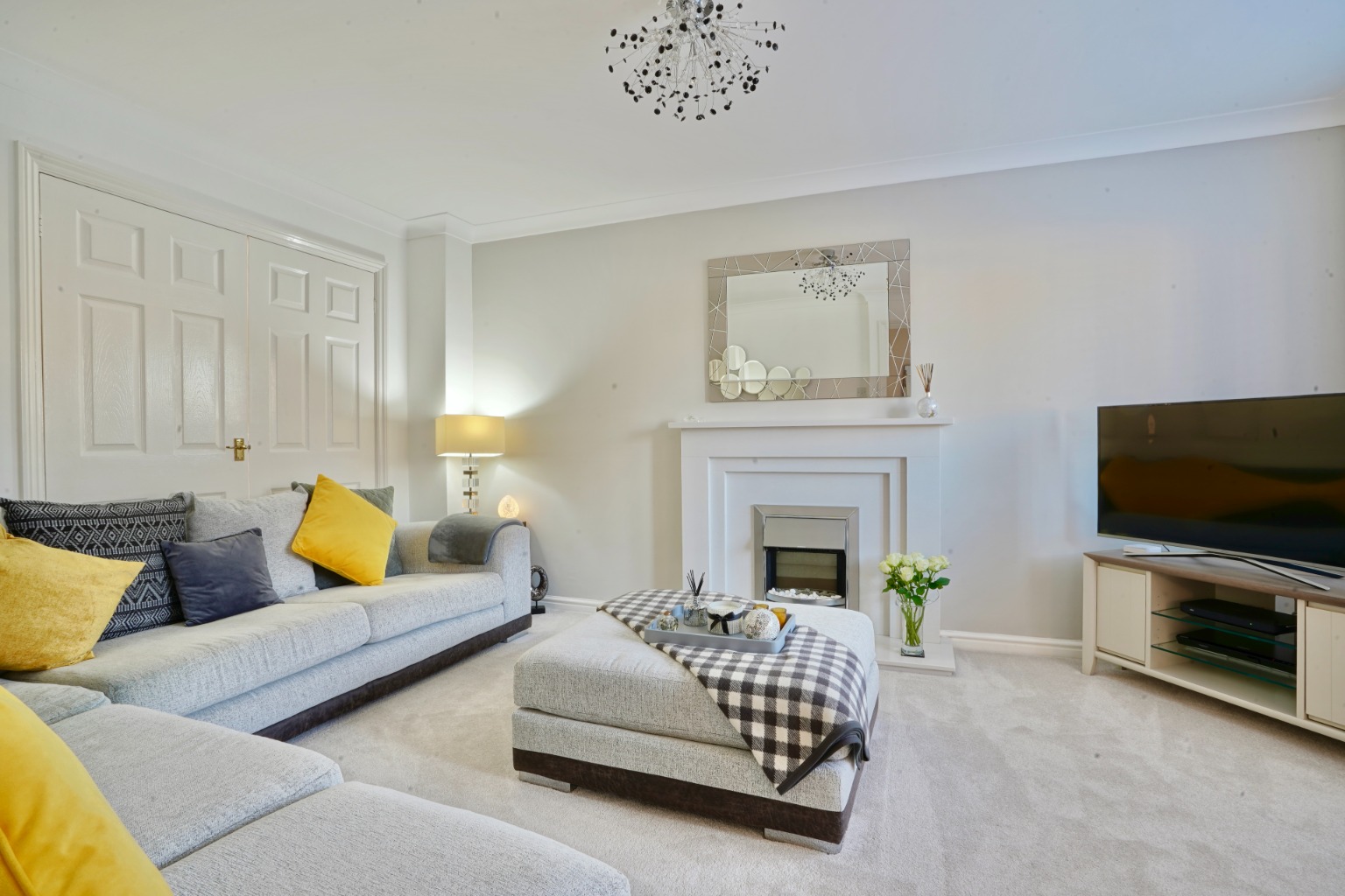 3 bed link detached house for sale in Hillfield, Huntingdon 1