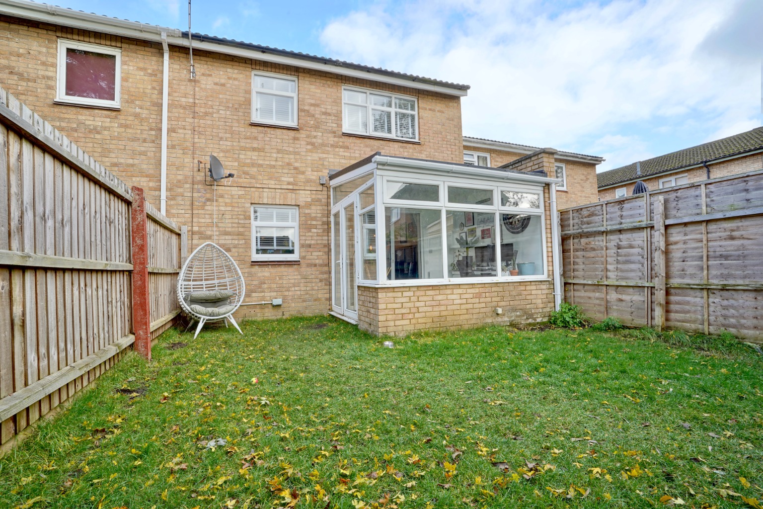 3 bed terraced house for sale in Merton Walk, Huntingdon 3
