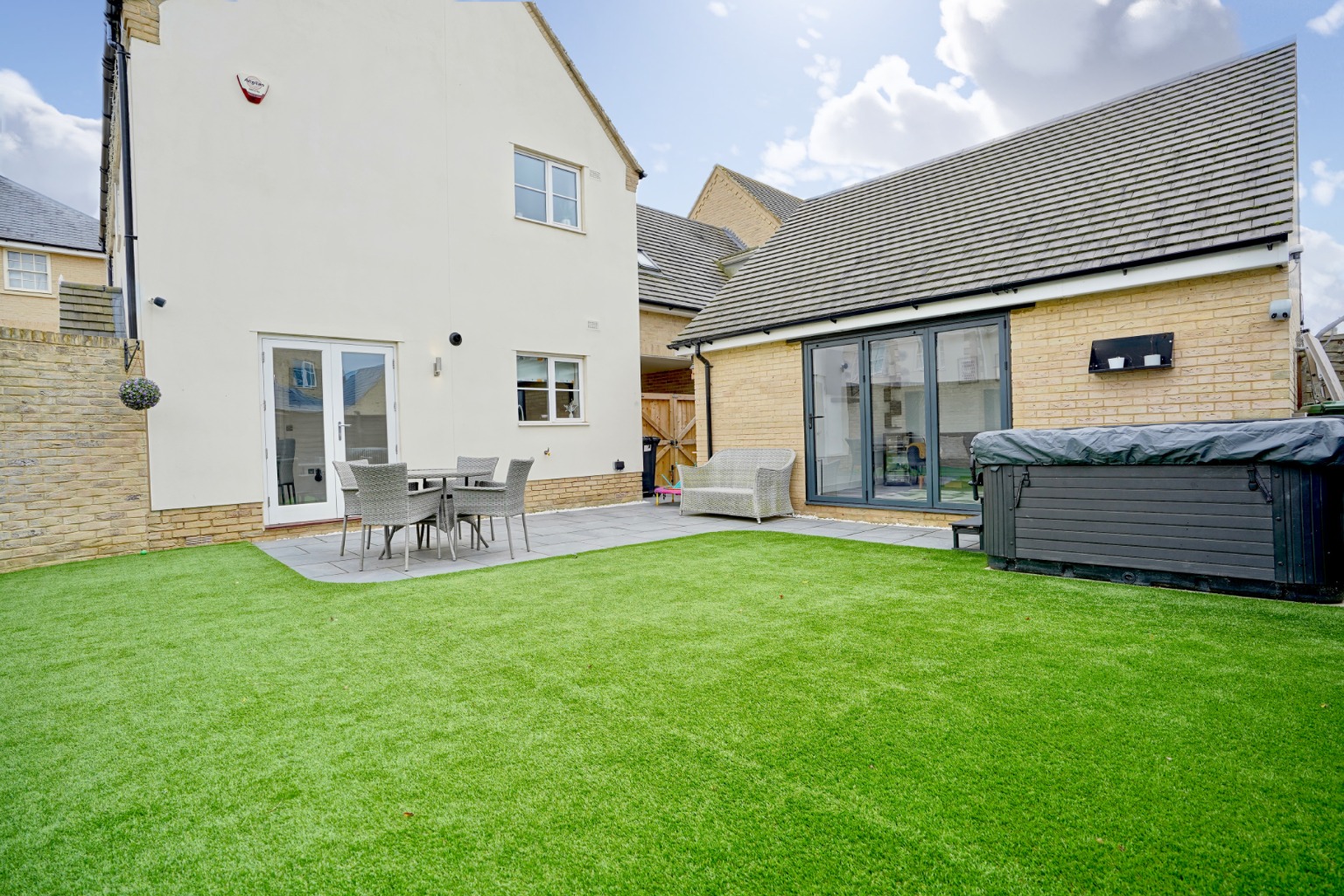 4 bed link detached house for sale in Horsfall Road, Cambridgeshire  - Property Image 4