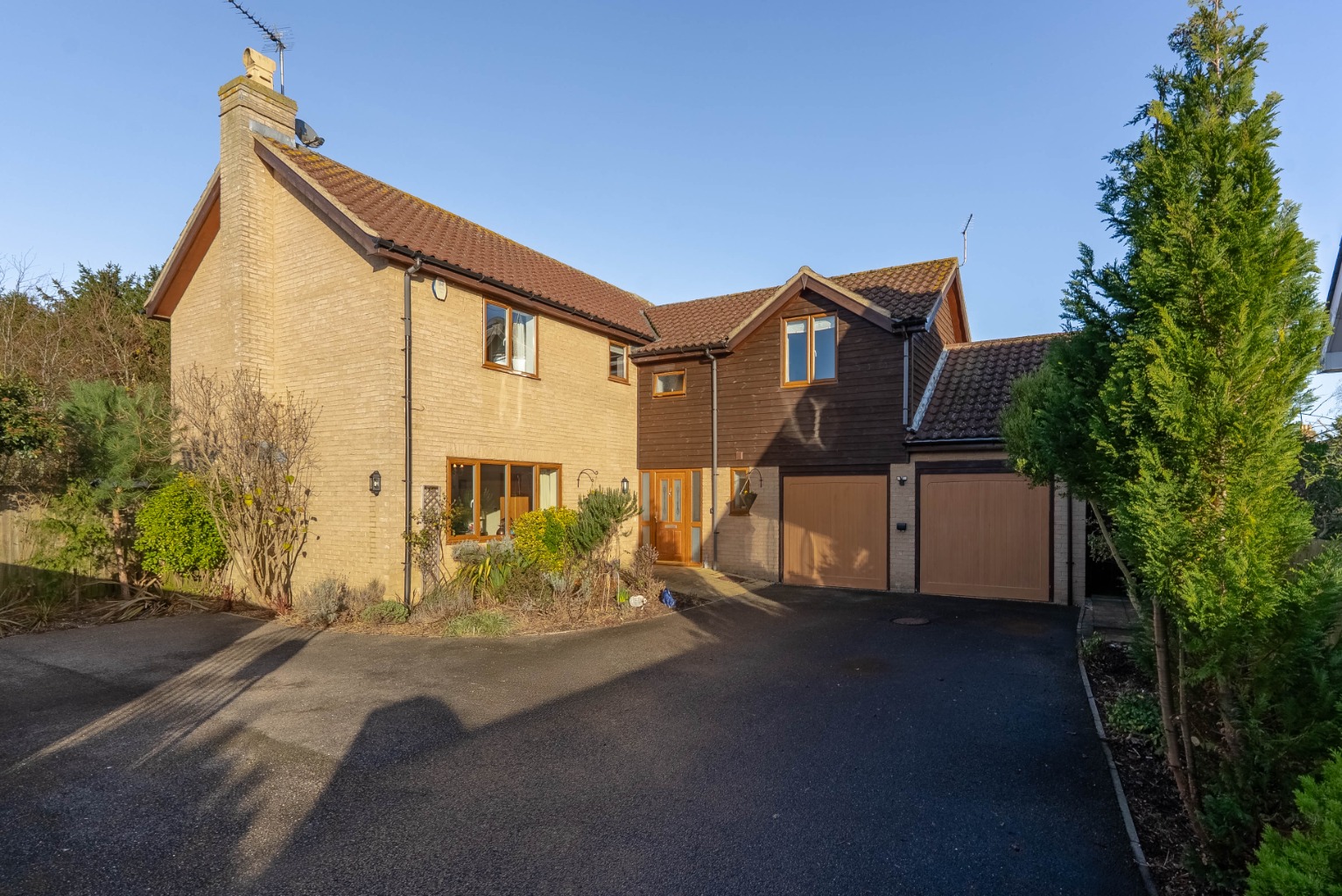5 bed detached house for sale in Moat Close, Huntingdon - Property Image 1