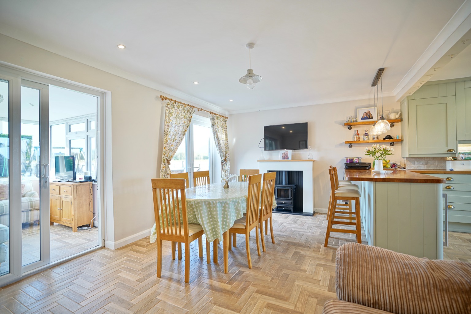 3 bed end of terrace house for sale in Dunholt Way, Huntingdon 5