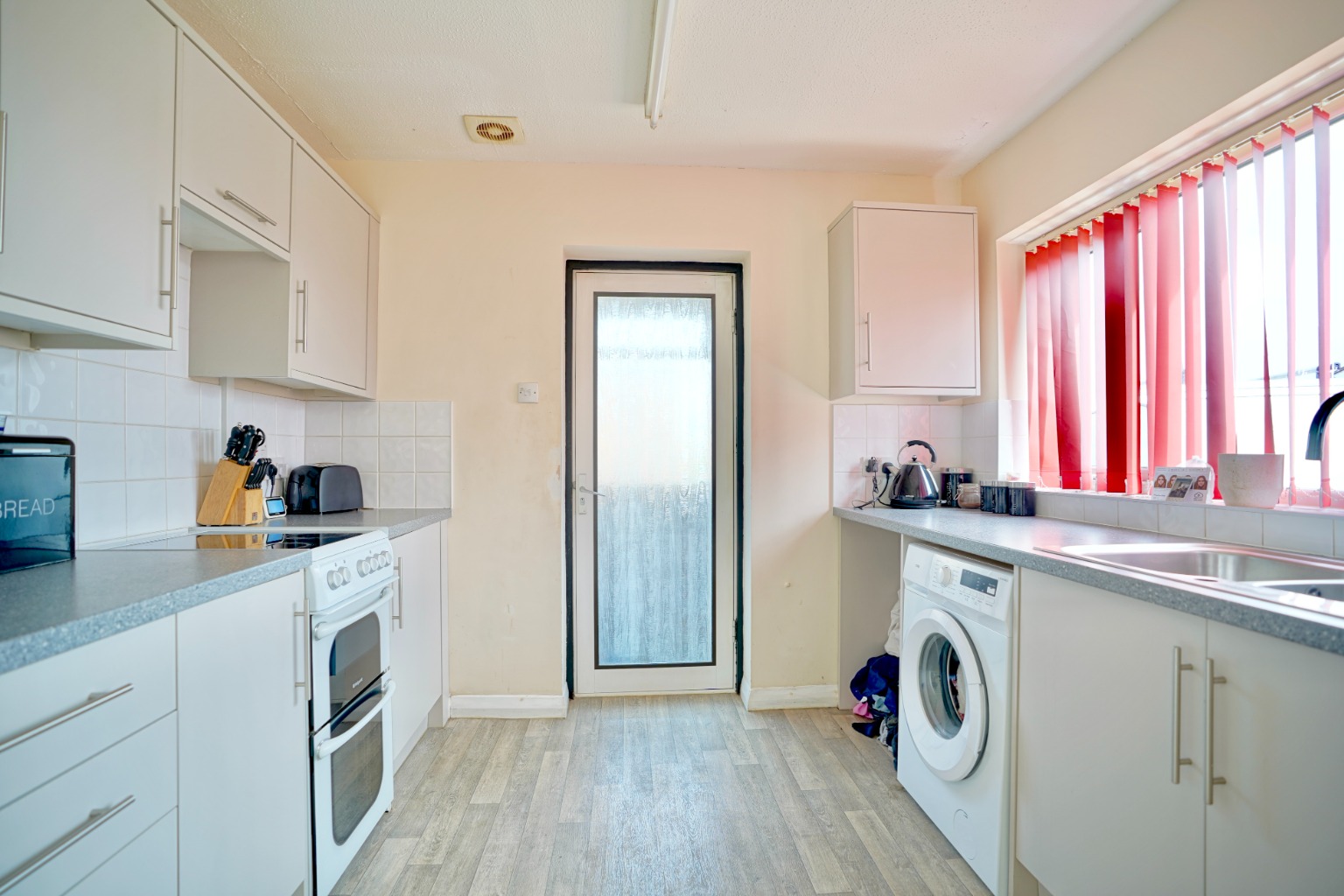 3 bed bungalow for sale in Tythe Piece, Huntingdon  - Property Image 3