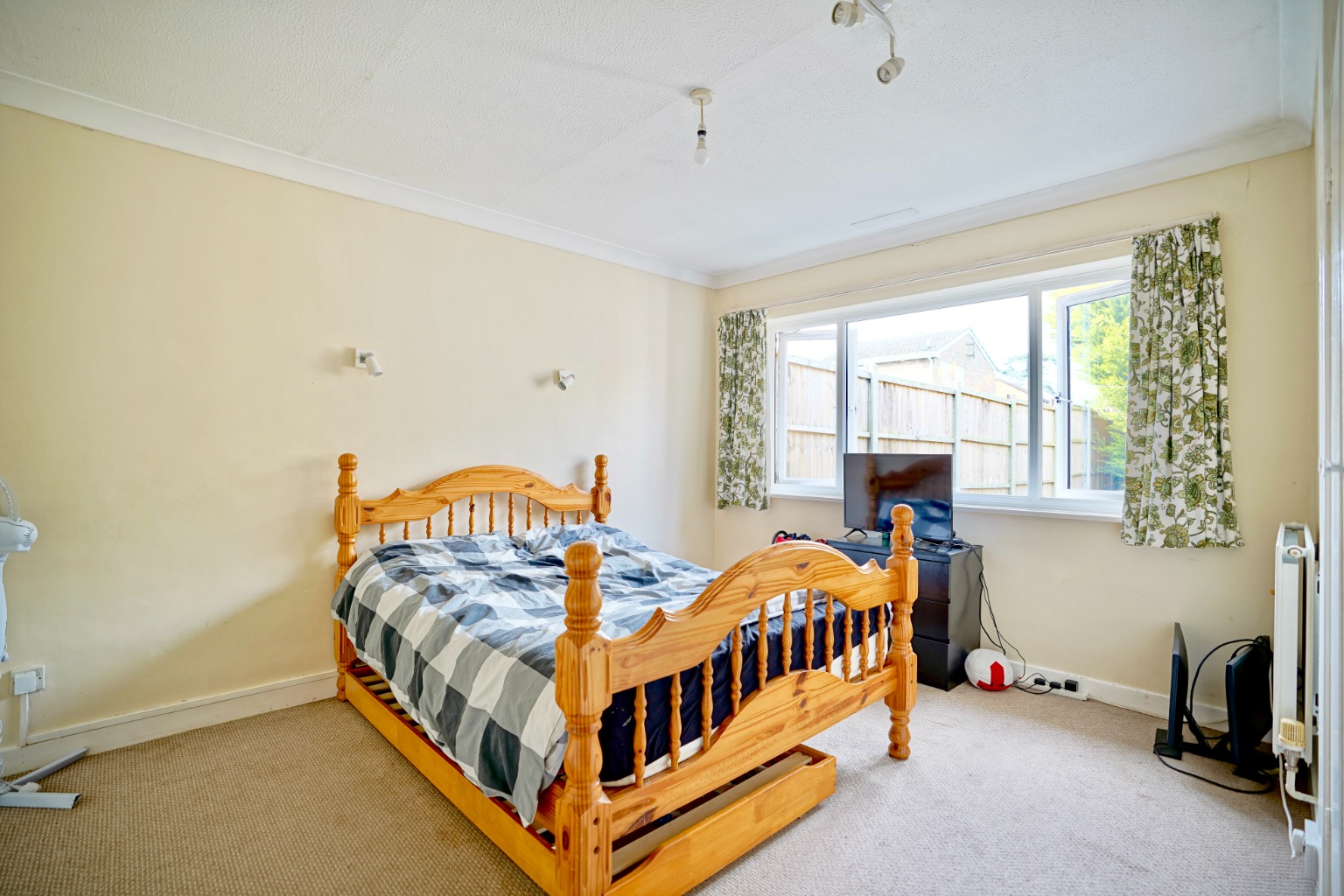 3 bed bungalow for sale in Tythe Piece, Huntingdon  - Property Image 5