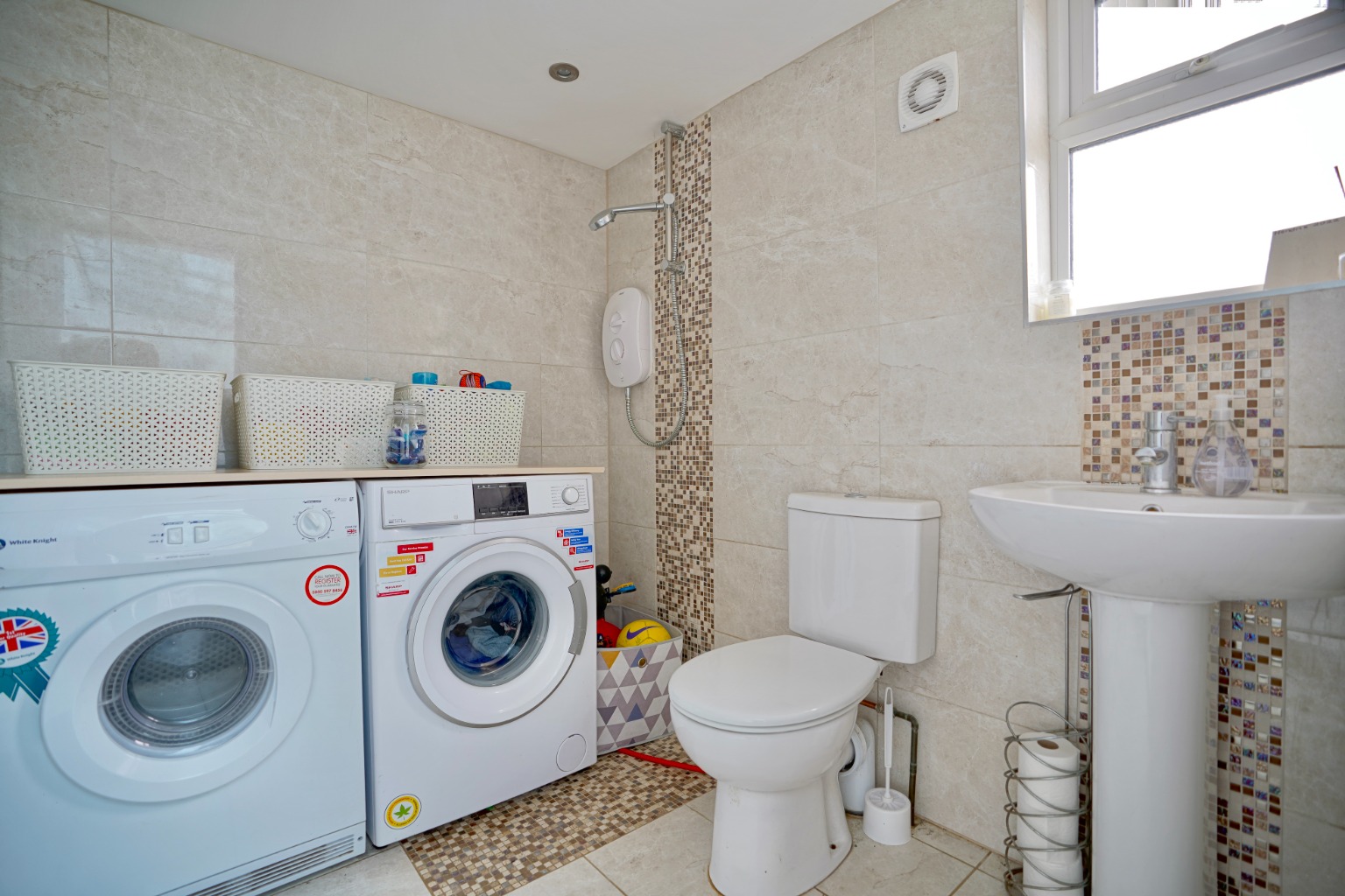 3 bed detached house for sale in Wheatley Crescent, Huntingdon  - Property Image 8