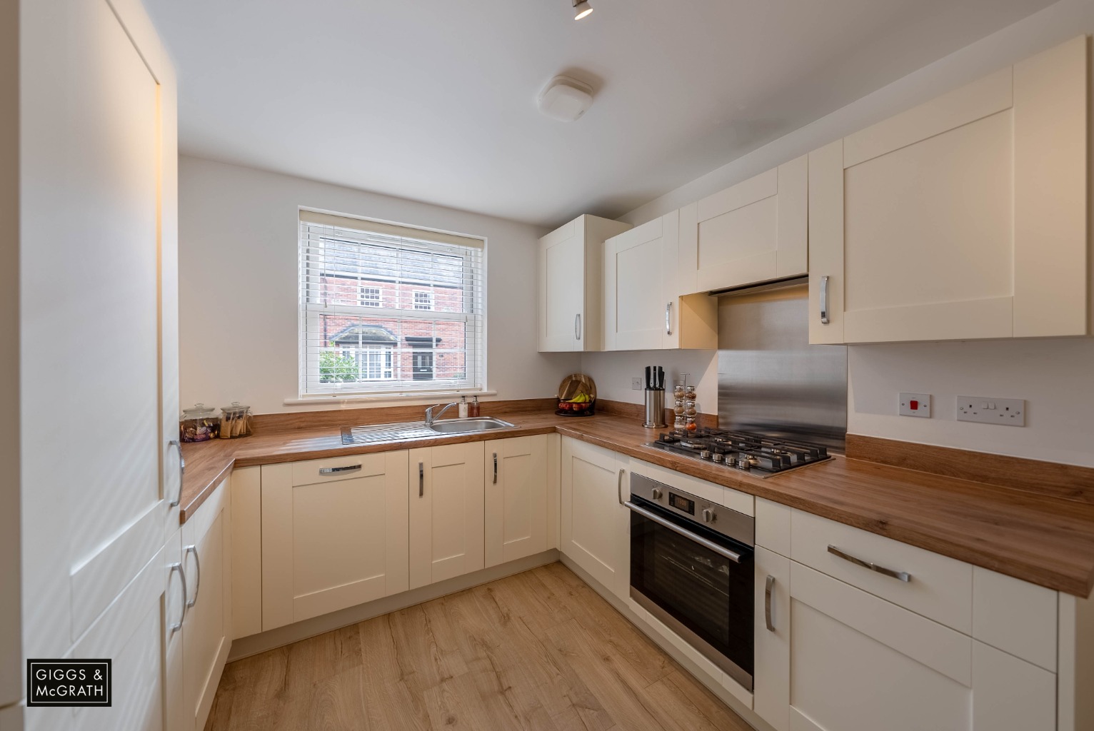 3 bed semi-detached house for sale in Hetley Close, Huntingdon 2