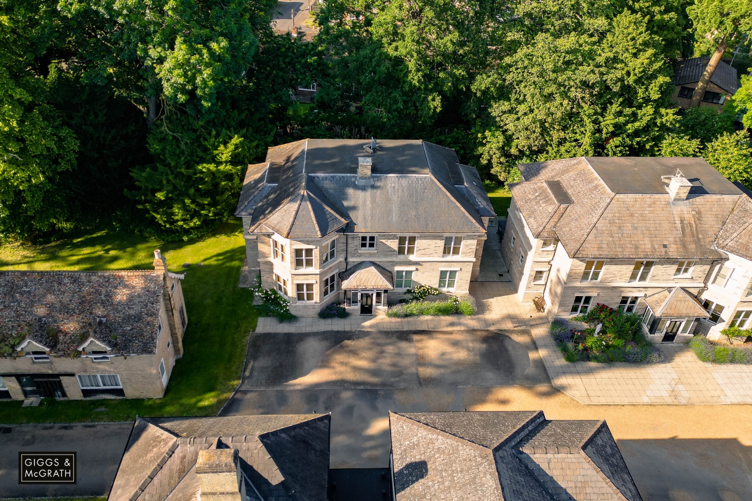 2 bed ground floor flat for sale in Thicket Road, Huntingdon, PE28