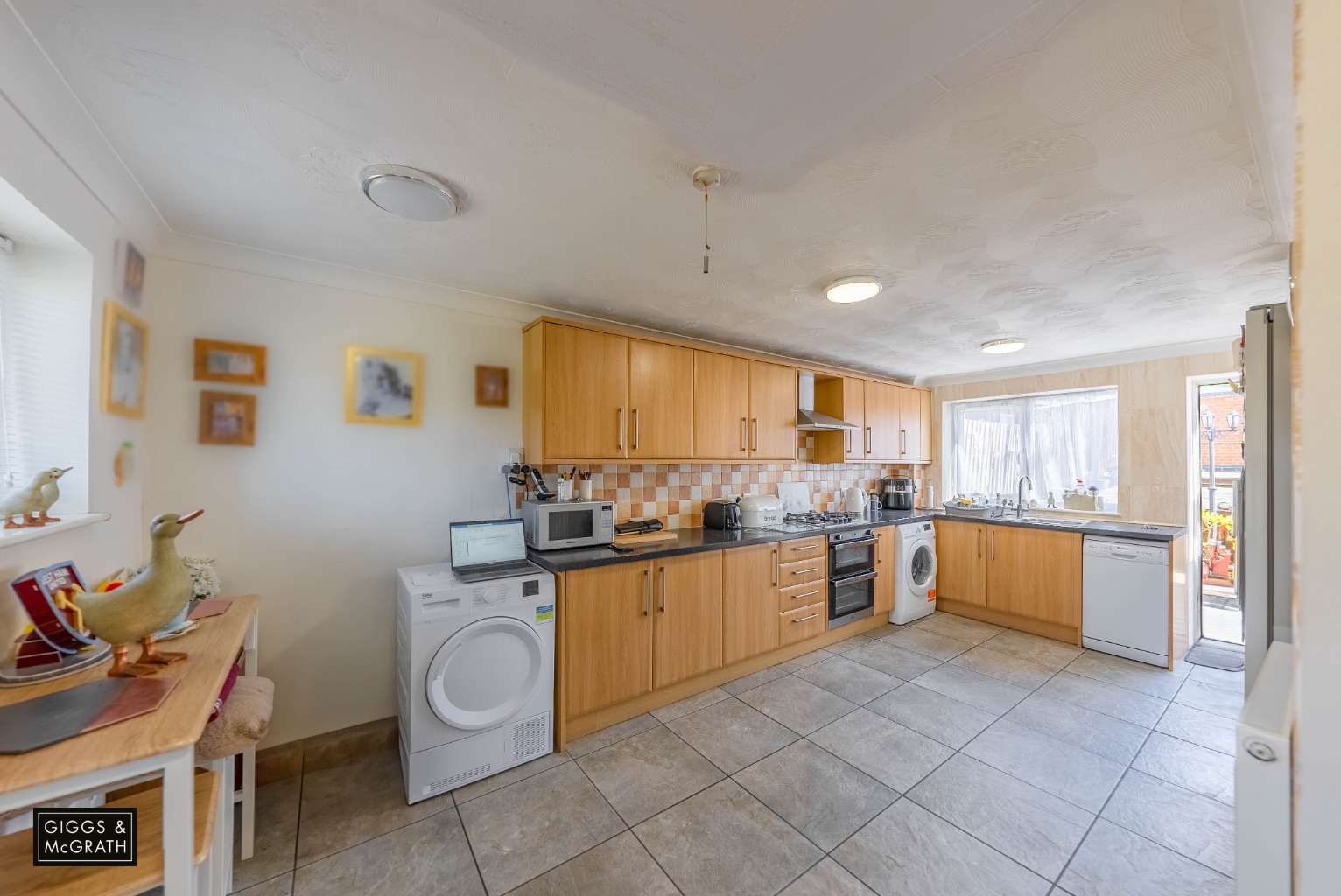 3 bed end of terrace house for sale in Kent Road, Huntingdon 4