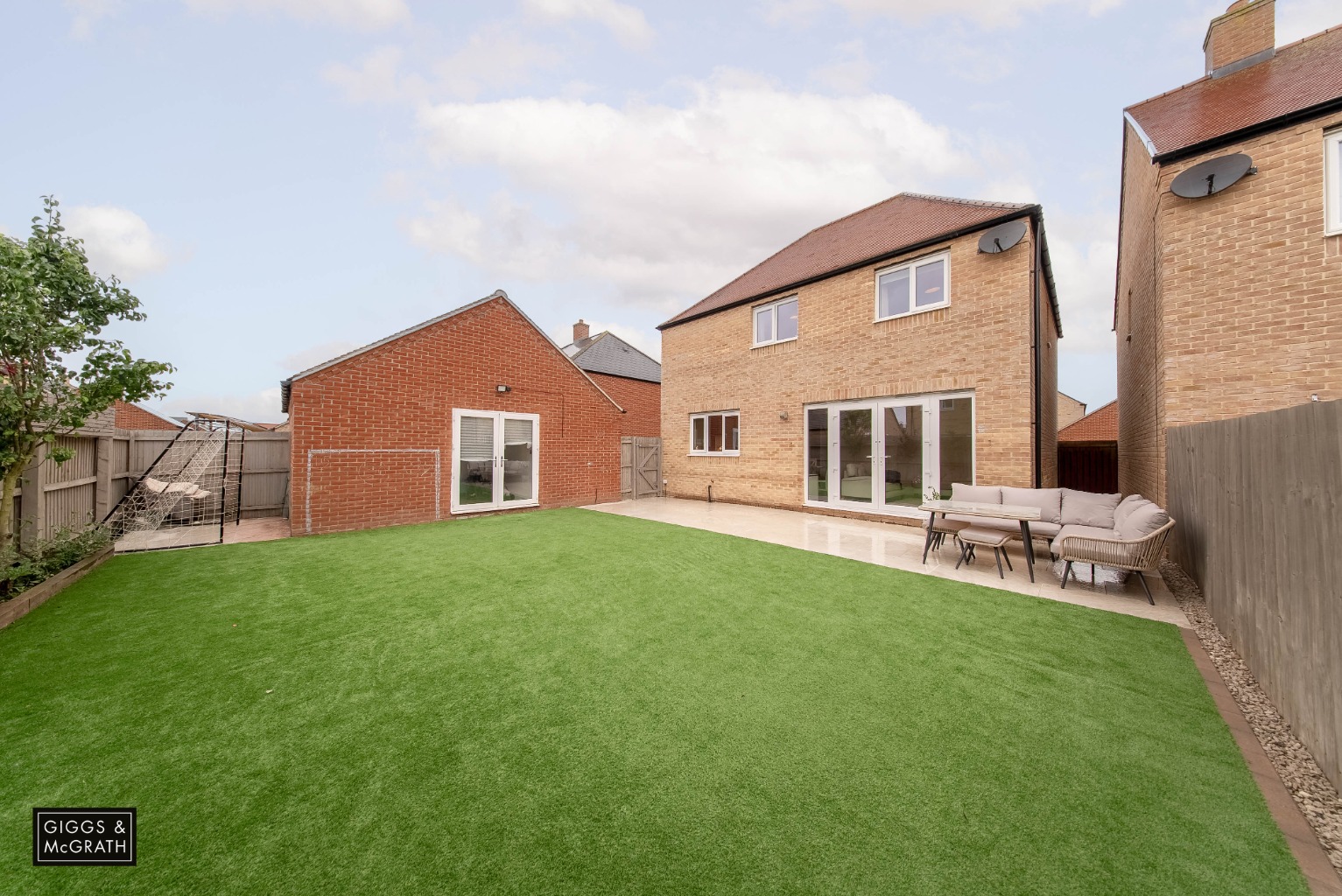 4 bed detached house for sale in Tiptoff Close, Huntingdon 2