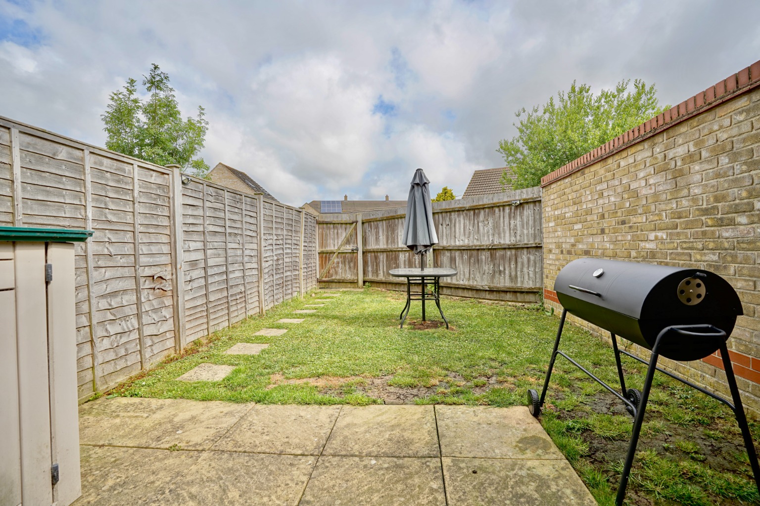 3 bed end of terrace house for sale in Robertson Way, Huntingdon 3