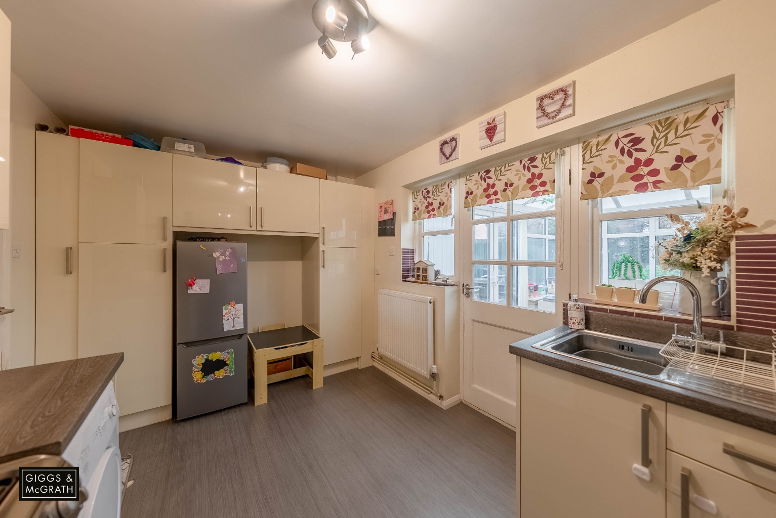 2 bed end of terrace house for sale in Orchard Close, Huntingdon 5