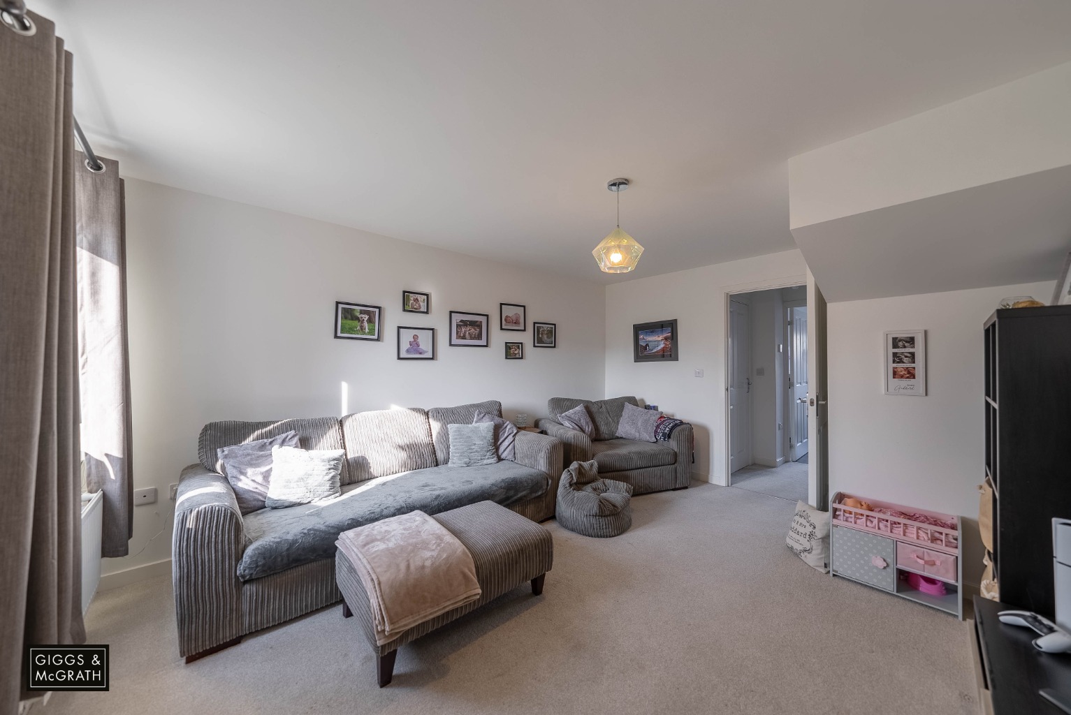 3 bed terraced house for sale in Bloomfield Drive, Huntingdon  - Property Image 5