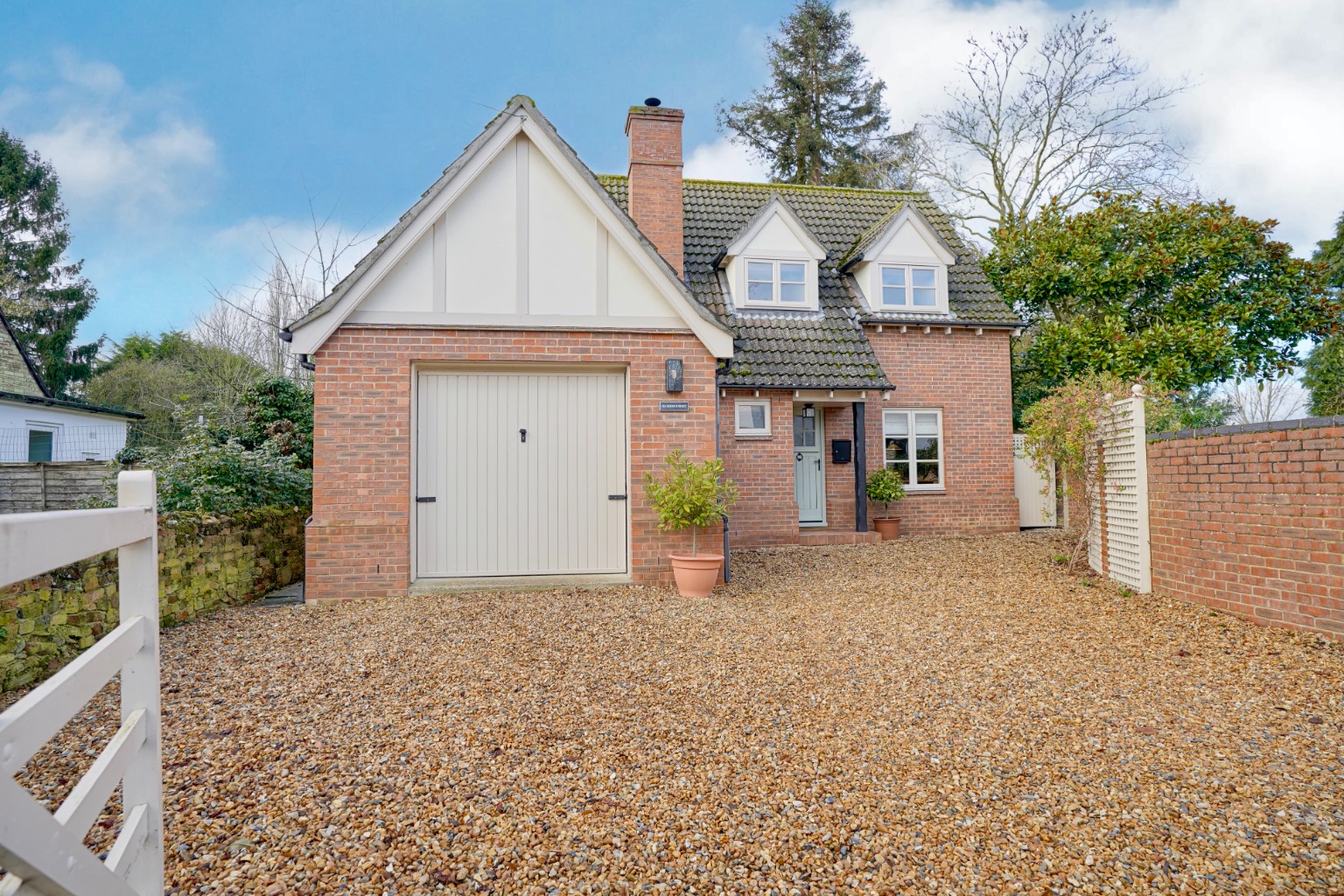 3 bed detached house for sale in High Street, Huntingdon - Property Image 1