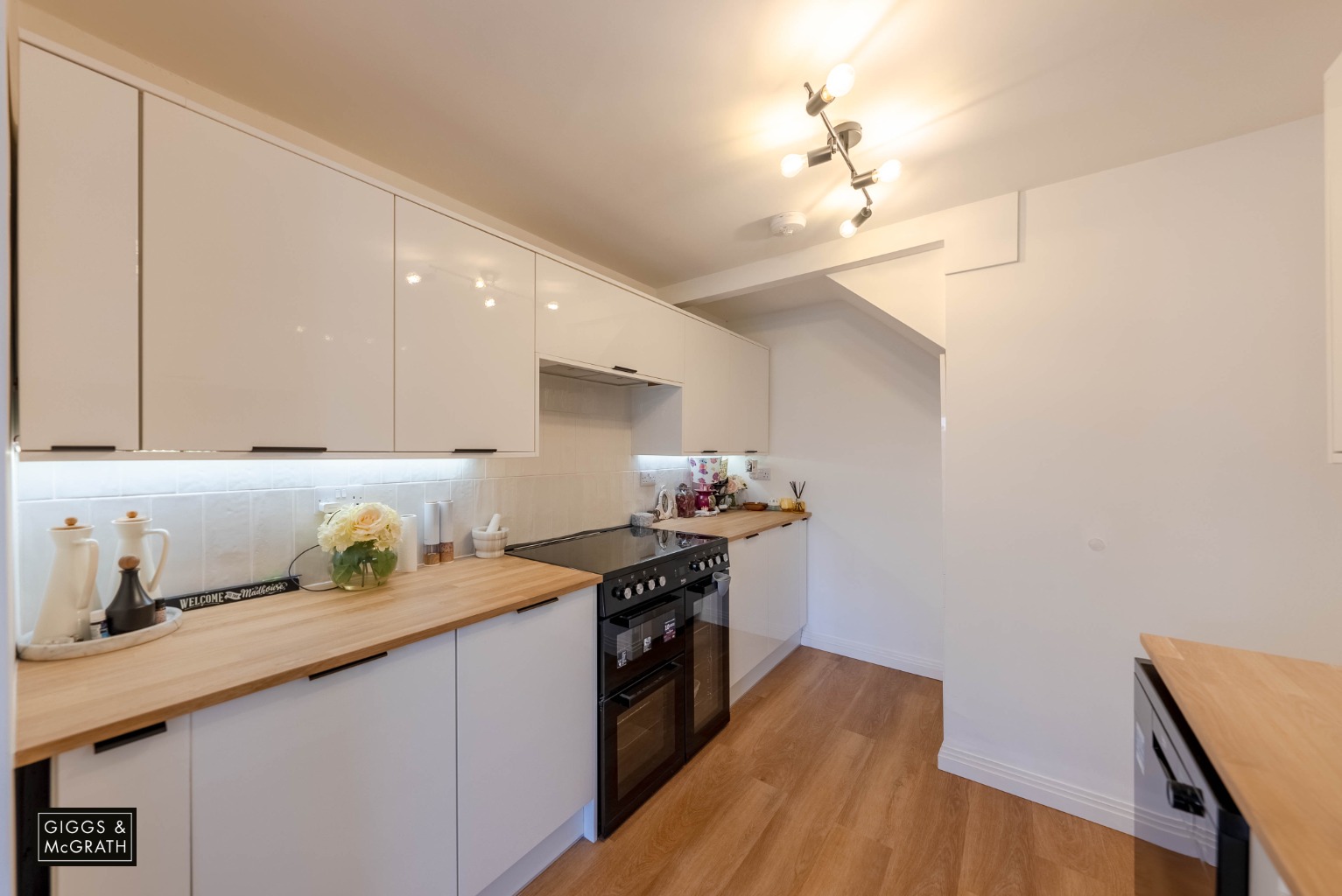 2 bed semi-detached house for sale in Lancelot Way, Huntingdon 4