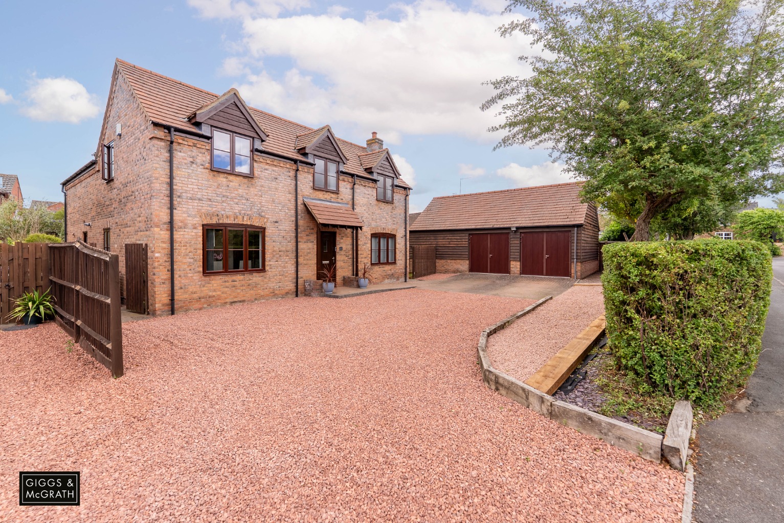 4 bed detached house for sale in Helens Close, Huntingdon  - Property Image 1