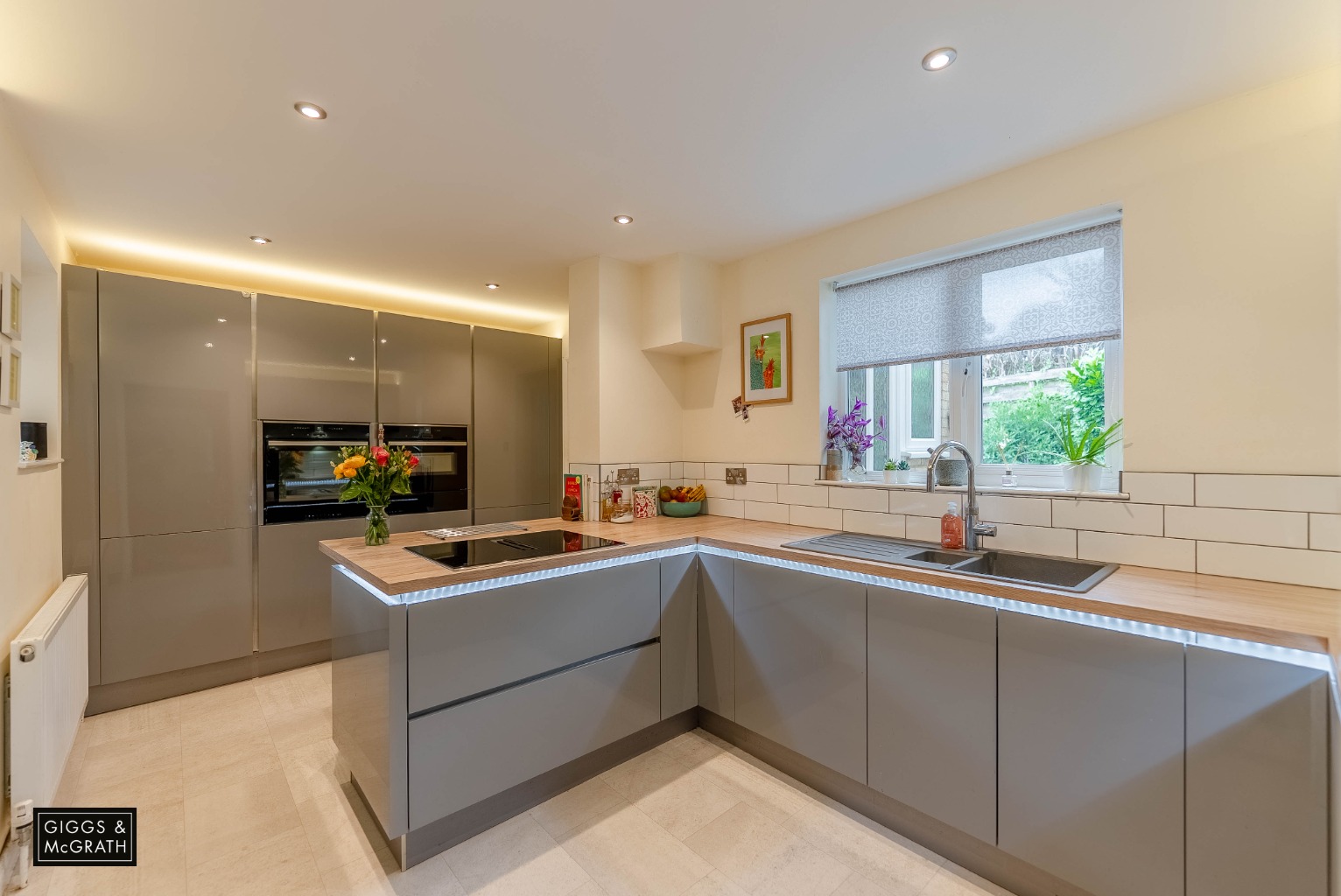 5 bed detached house for sale in Spinney Field, Cambridgeshire 1