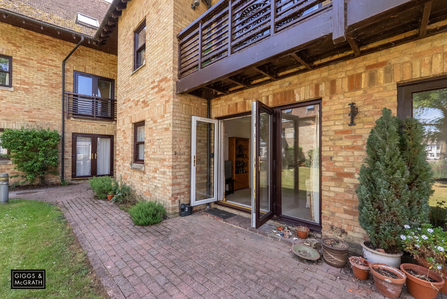 2 bed ground floor flat for sale in Bridgefoot, St. Ives  - Property Image 1