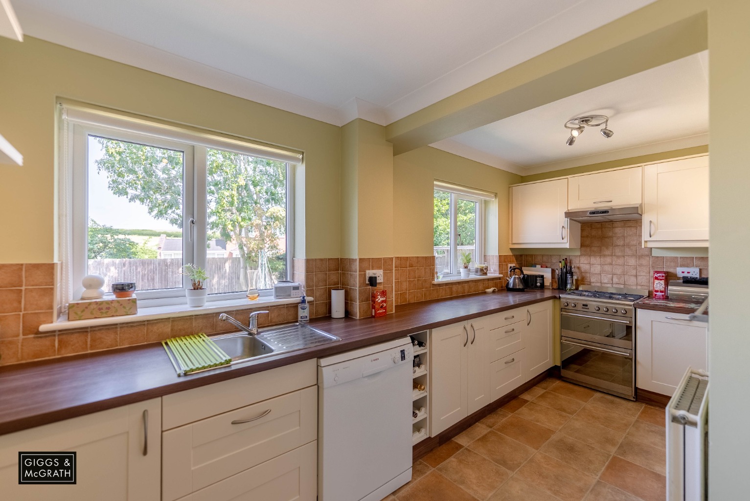 3 bed detached house for sale in Hillfield, Cambridgeshire  - Property Image 5