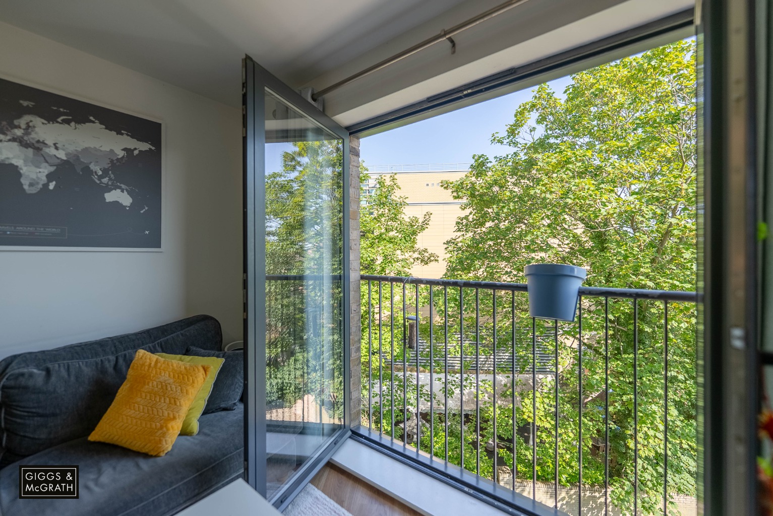 2 bed flat for sale in Princes Street, Cambridgeshire  - Property Image 3