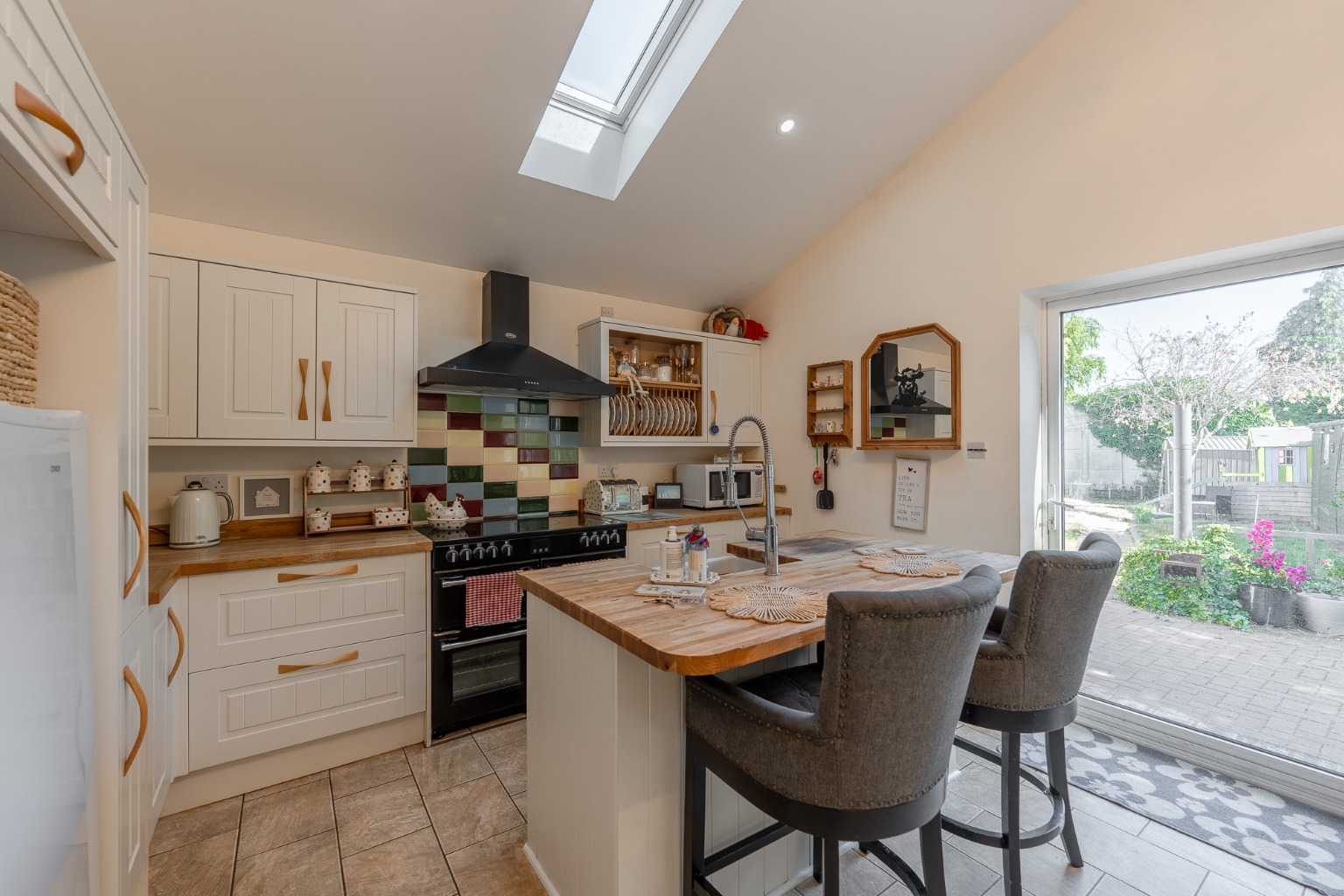 5 bed semi-detached house for sale in Warboys Road, Huntingdon  - Property Image 3