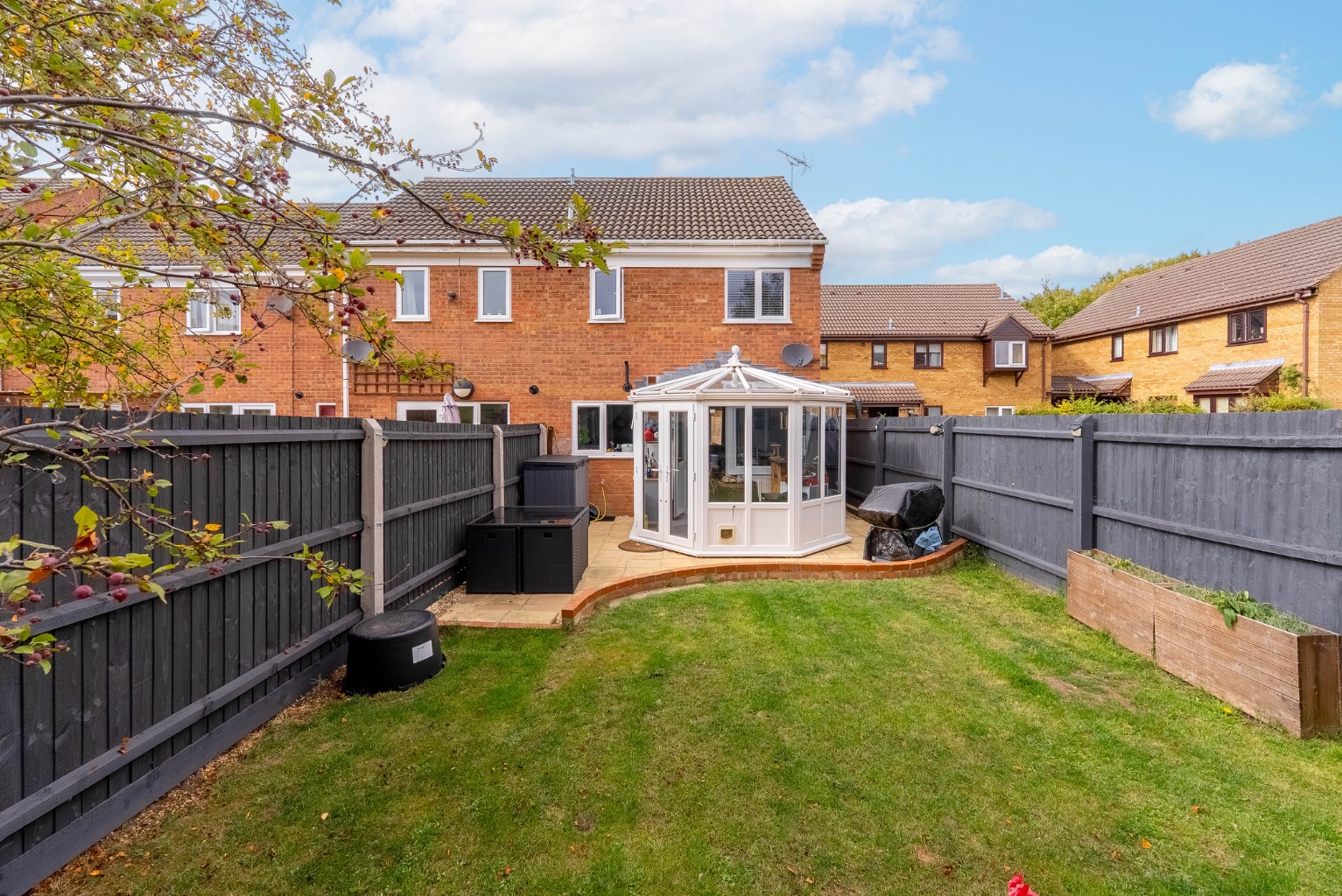 3 bed end of terrace house for sale in Hudpool, Cambridgeshire 2