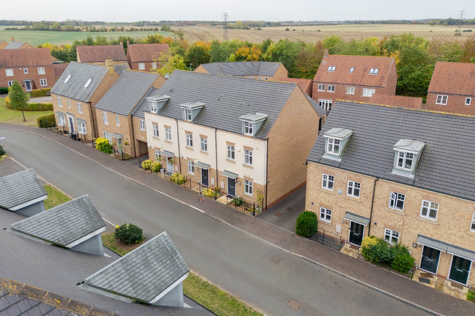 4 bed end of terrace house for sale in Summer's Hill Drive, Cambridge 16