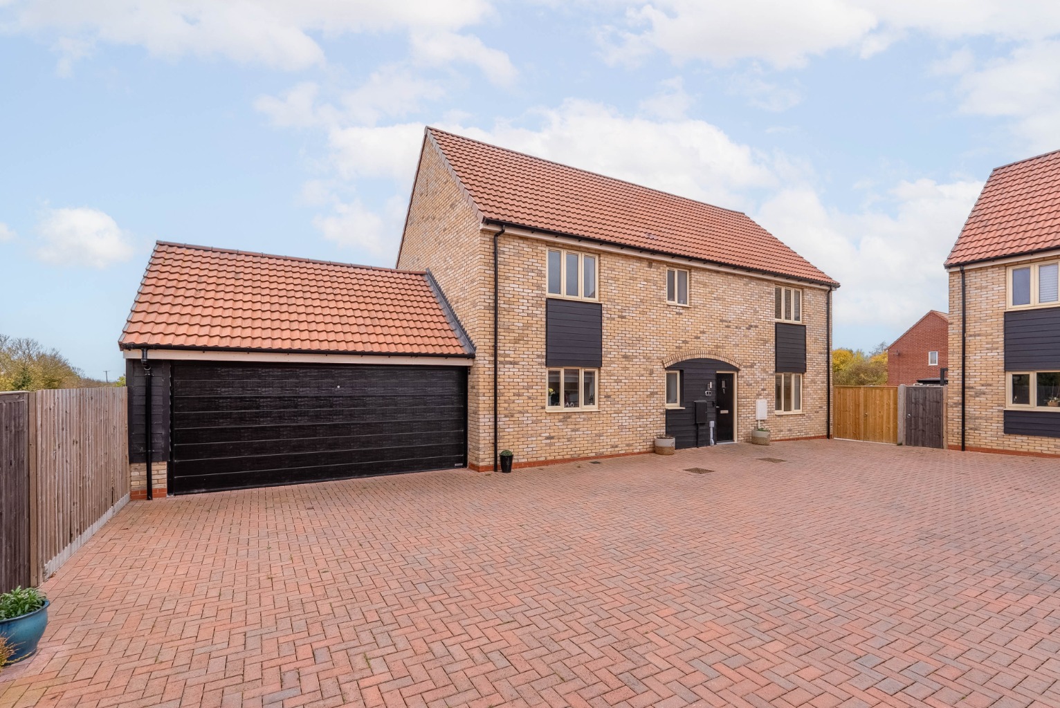 4 bed detached house for sale in Meridian Close, Cambridgeshire - Property Image 1