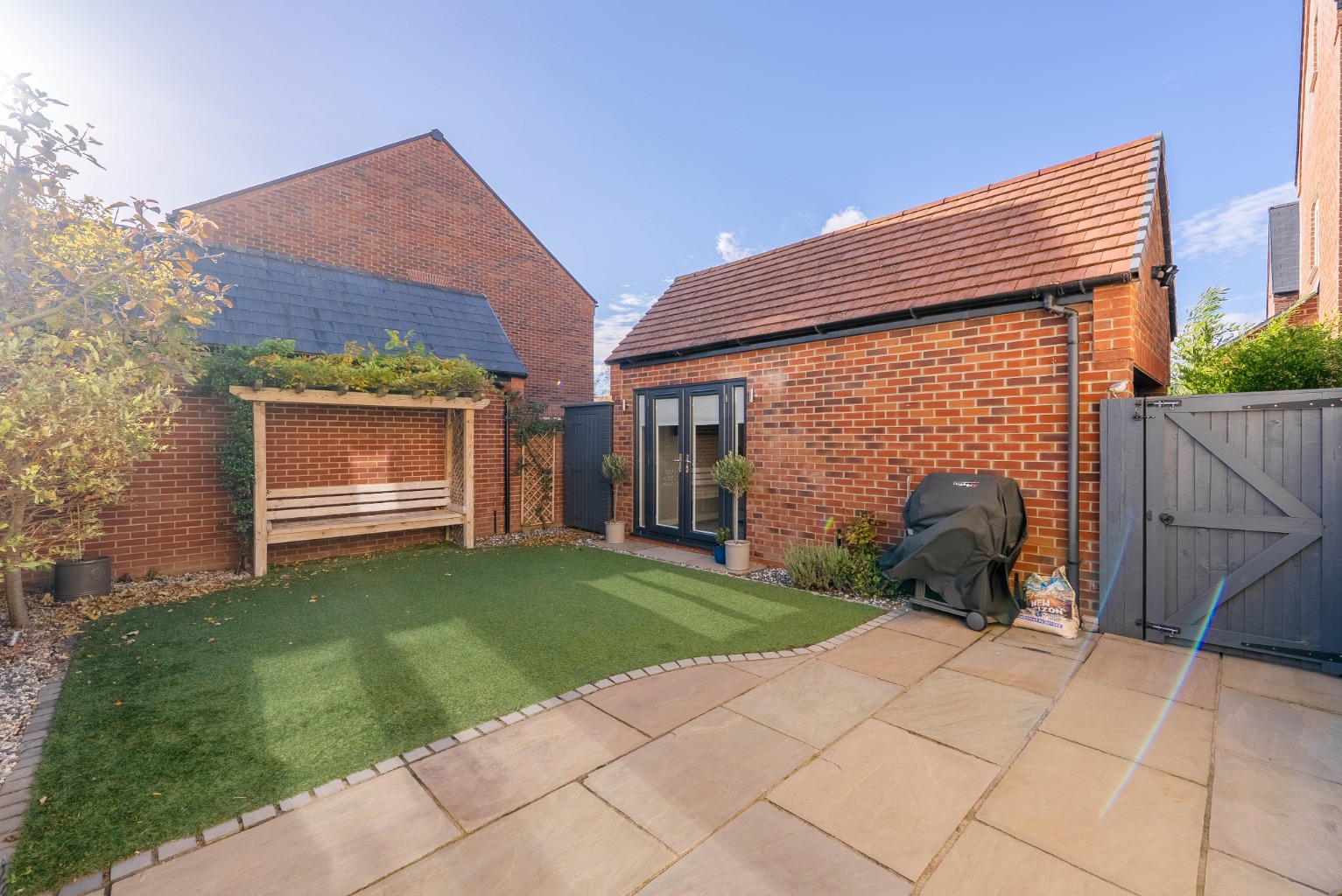 3 bed semi-detached house for sale in Hetley Close, Huntingdon 3