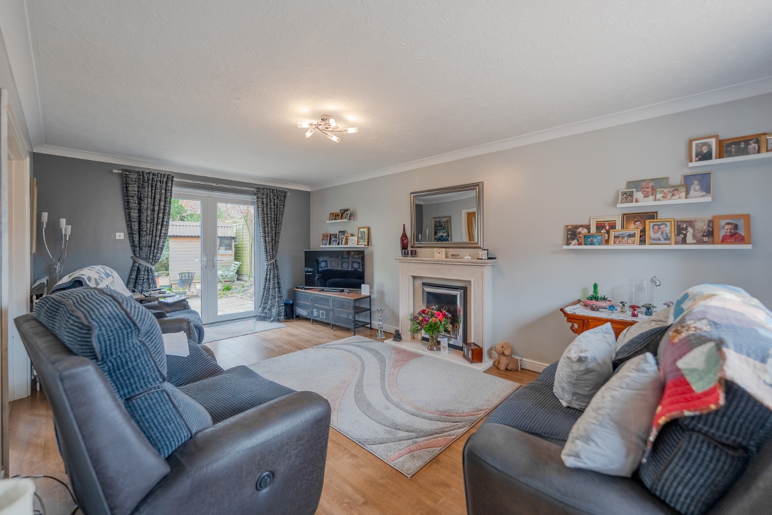 4 bed detached house for sale in Thatchers Close, Huntingdon 1