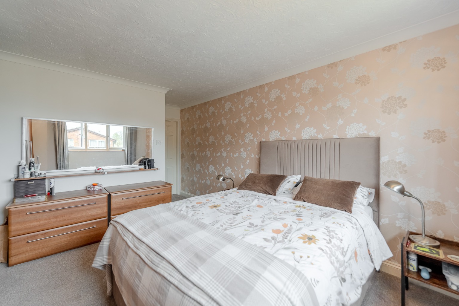 4 bed detached house for sale in Thatchers Close, Huntingdon 8