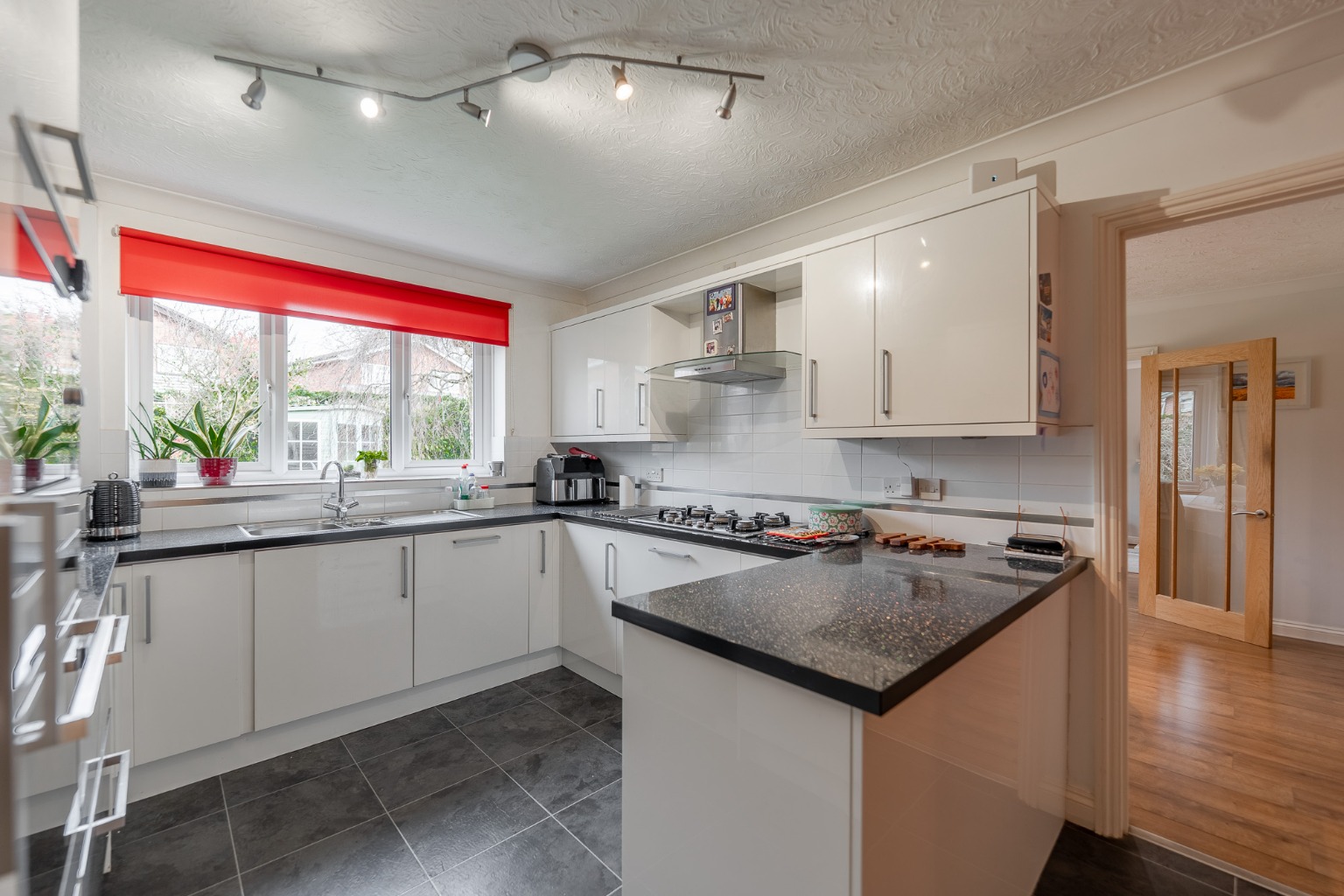 4 bed detached house for sale in Thatchers Close, Huntingdon 3