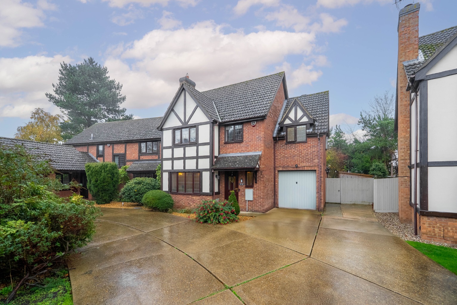4 bed detached house for sale in Padgetts Close, Cambridgeshire - Property Image 1