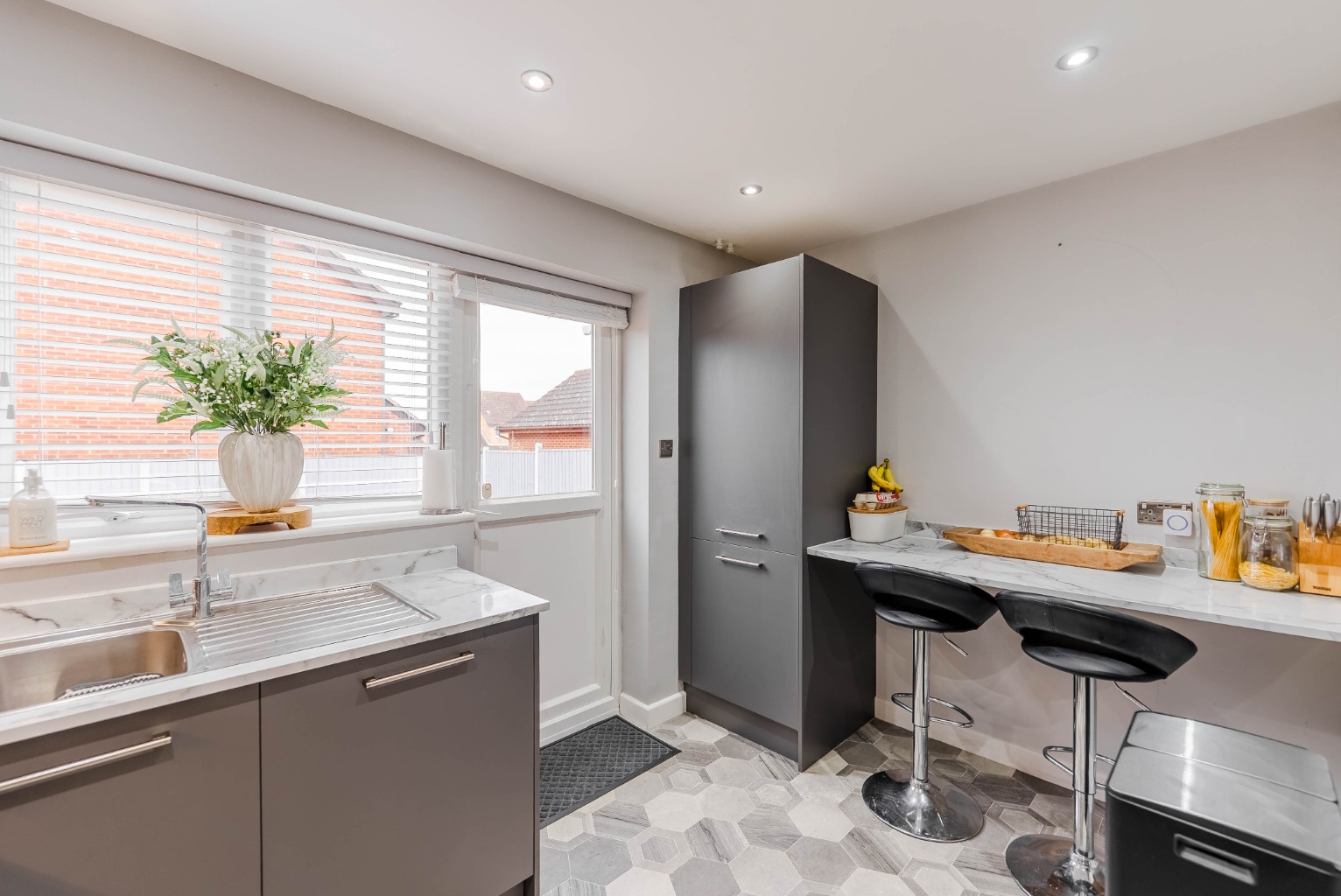 2 bed end of terrace house for sale in Sparrowhawk Way, Cambridgeshire 4