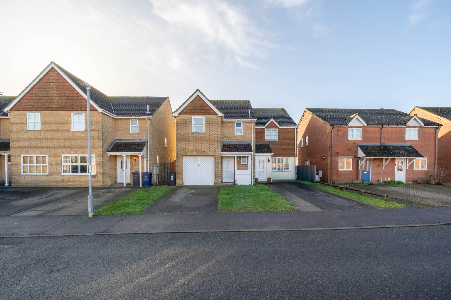 3 bed semi-detached house for sale in Orchard Close, Cambridgeshire - Property Image 1