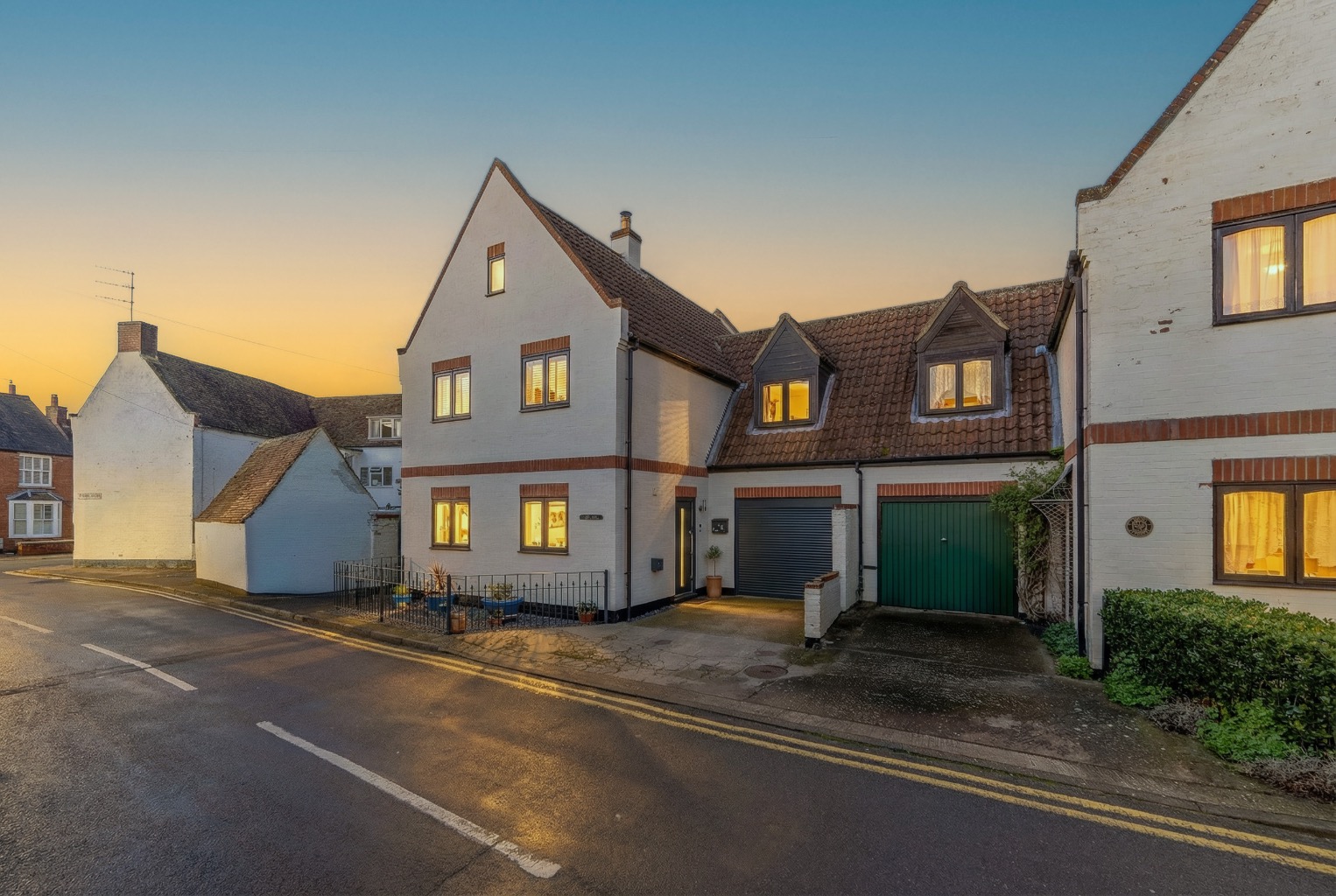 4 bed link detached house for sale in Pipers Lane, Huntingdon, PE29