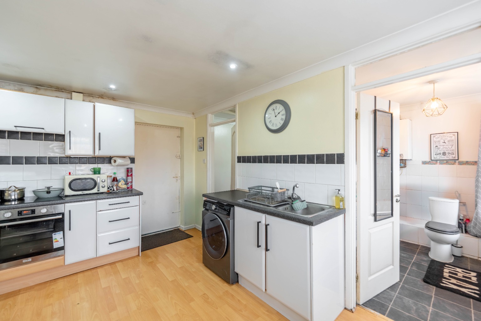 1 bed flat for sale in Windsor Gardens, Cambridgeshire  - Property Image 3