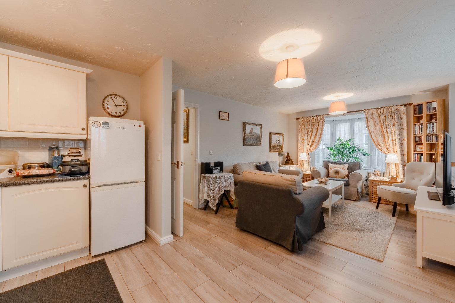 2 bed ground floor flat for sale in Jubilee Green, Cambridgeshire 2