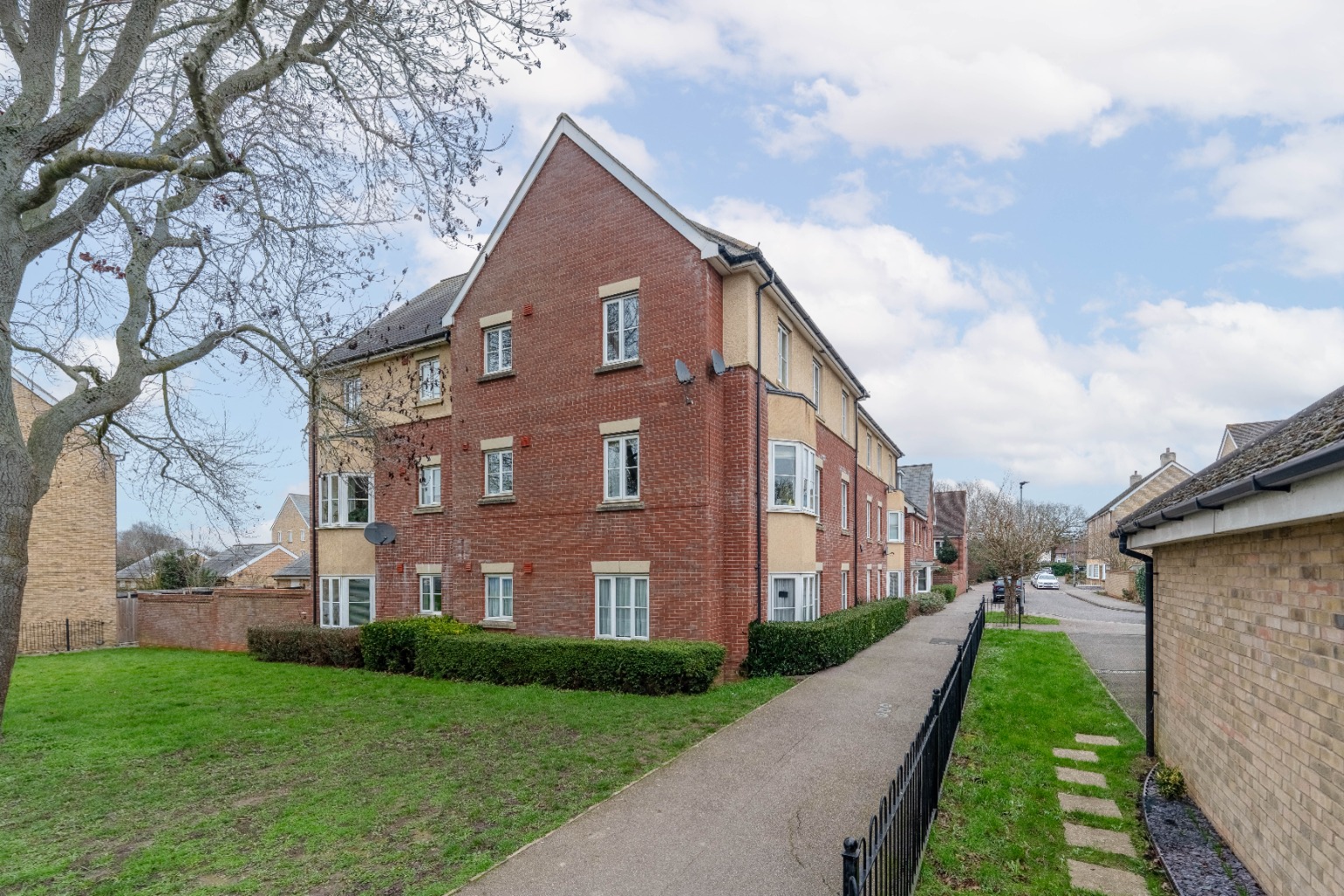 2 bed ground floor flat for sale in Jubilee Green, Cambridgeshire - Property Image 1