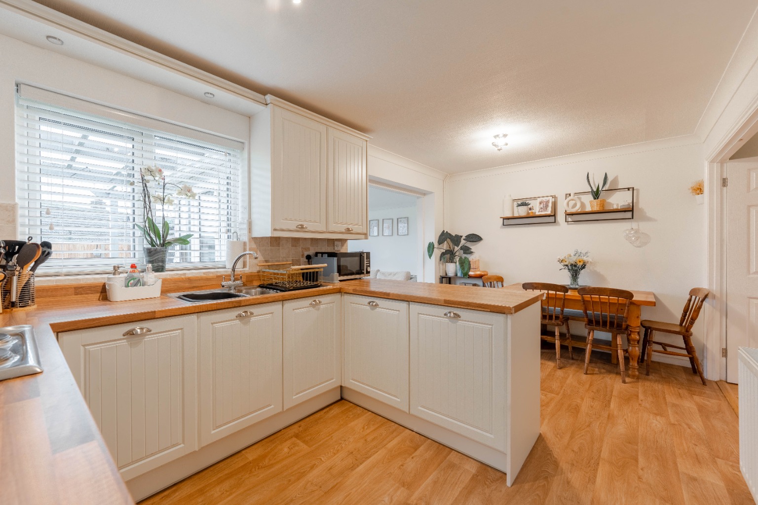 3 bed link detached house for sale in Hillfield, Huntingdon 2