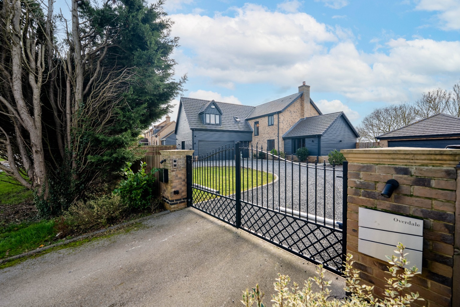 4 bed detached house for sale in Warboys Road, Huntingdon - Property Image 1