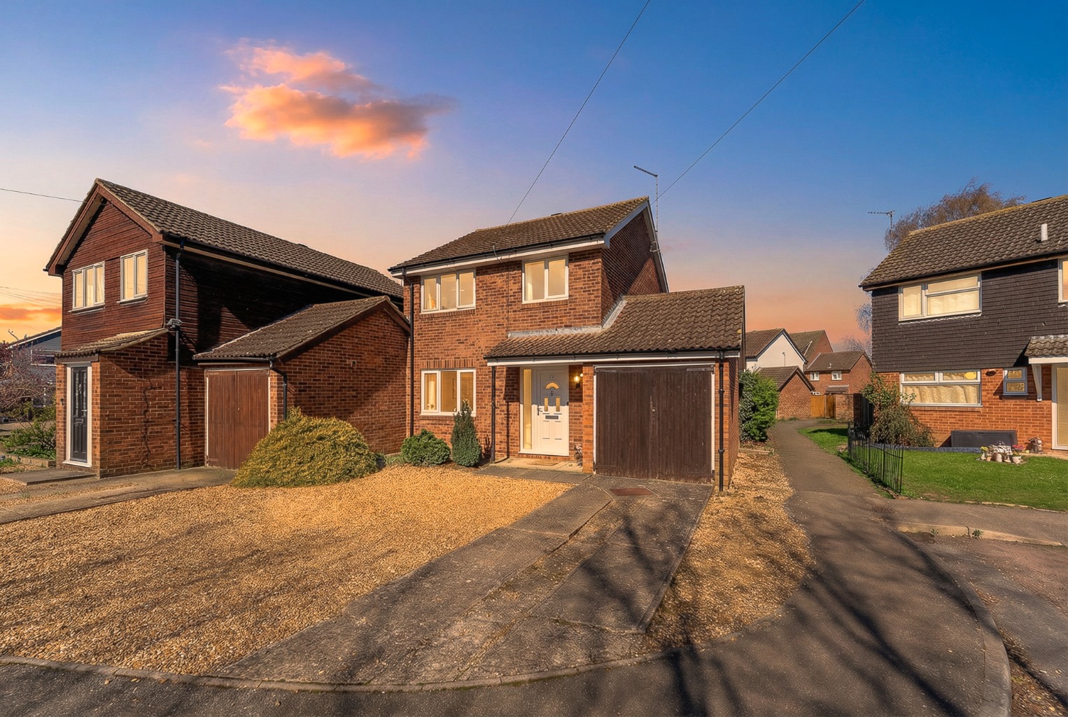 3 bed link detached house for sale in The Paddock, Huntingdon 12