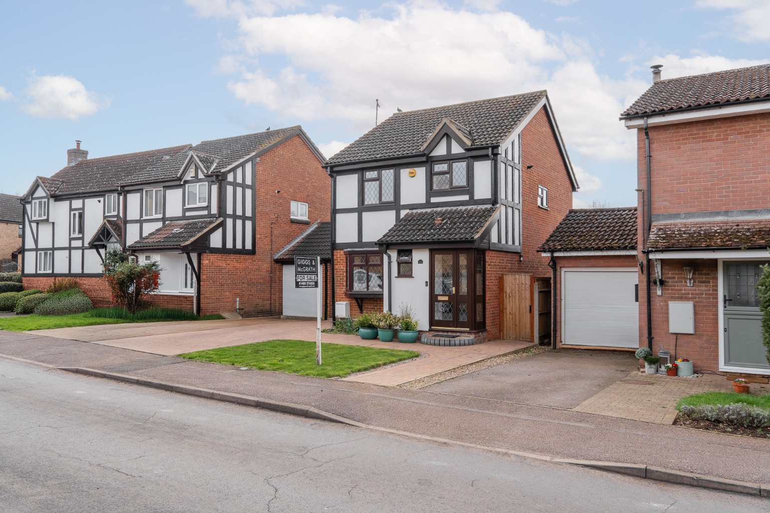 3 bed link detached house for sale in Hamden Way, Cambridgeshire - Property Image 1