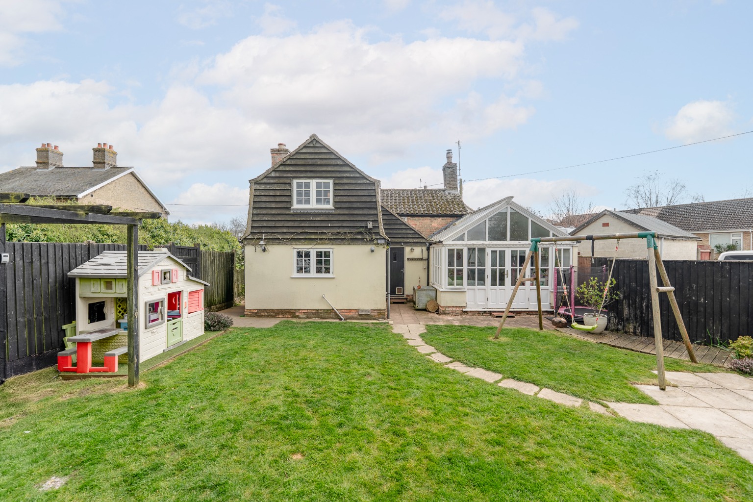 3 bed detached house for sale in Bridge End, Cambridgeshire 3